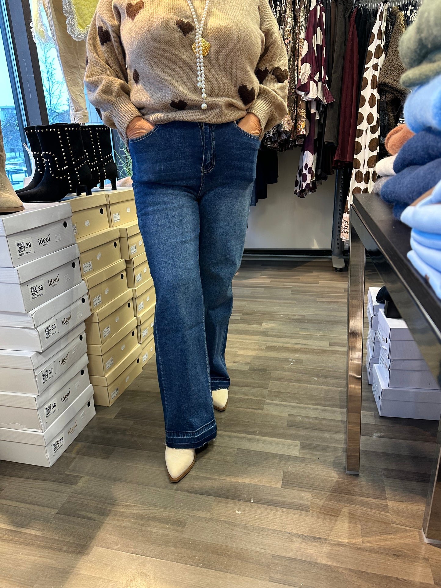 Leveälahkeinen farkku rispatuilla lahkeilla