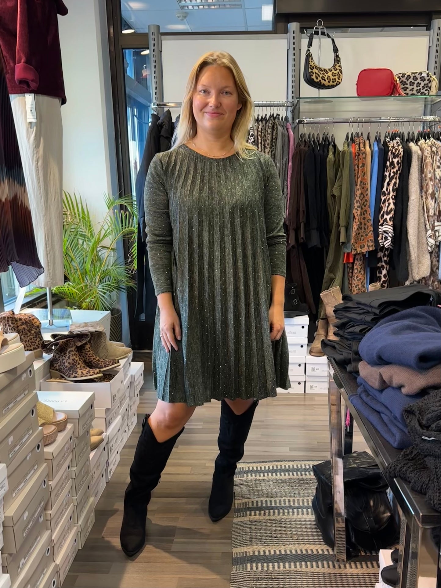 Bling pliseerattu neulemekko khaki