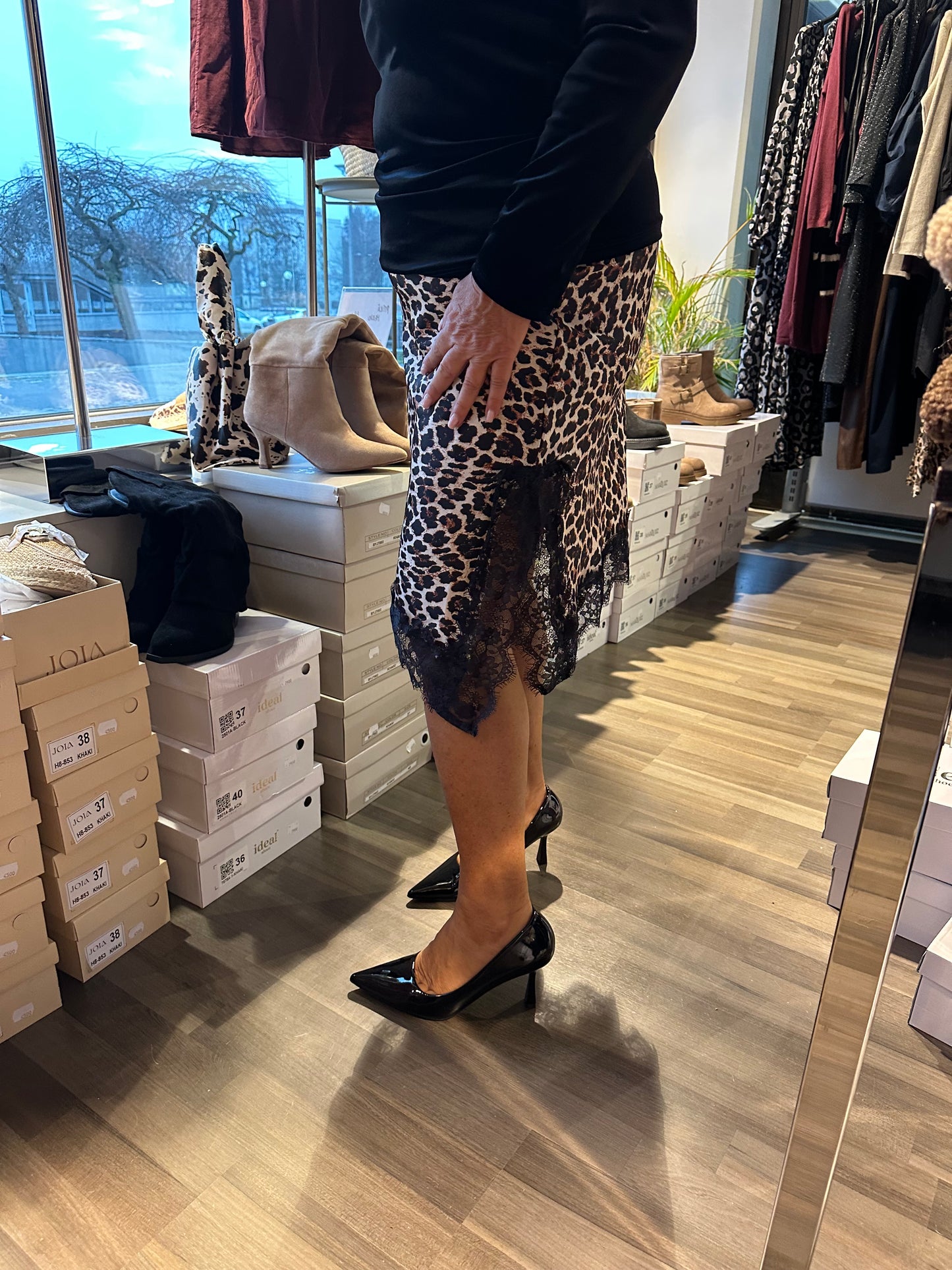 Lyhyt satiinihame pitsihelmalla leo