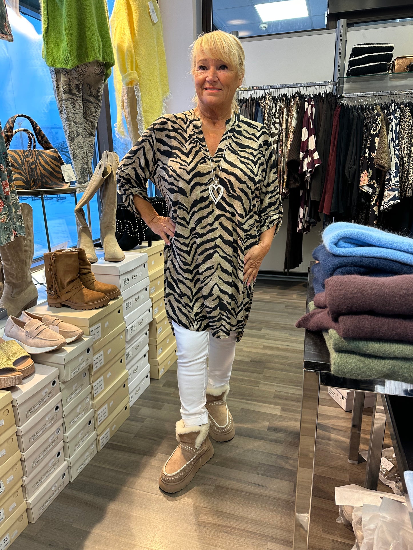 Liukaspintainen pitkä tunika eläinkuvio