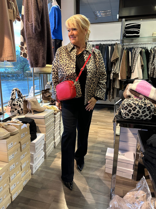 Leveälahkeinen farkku Laura