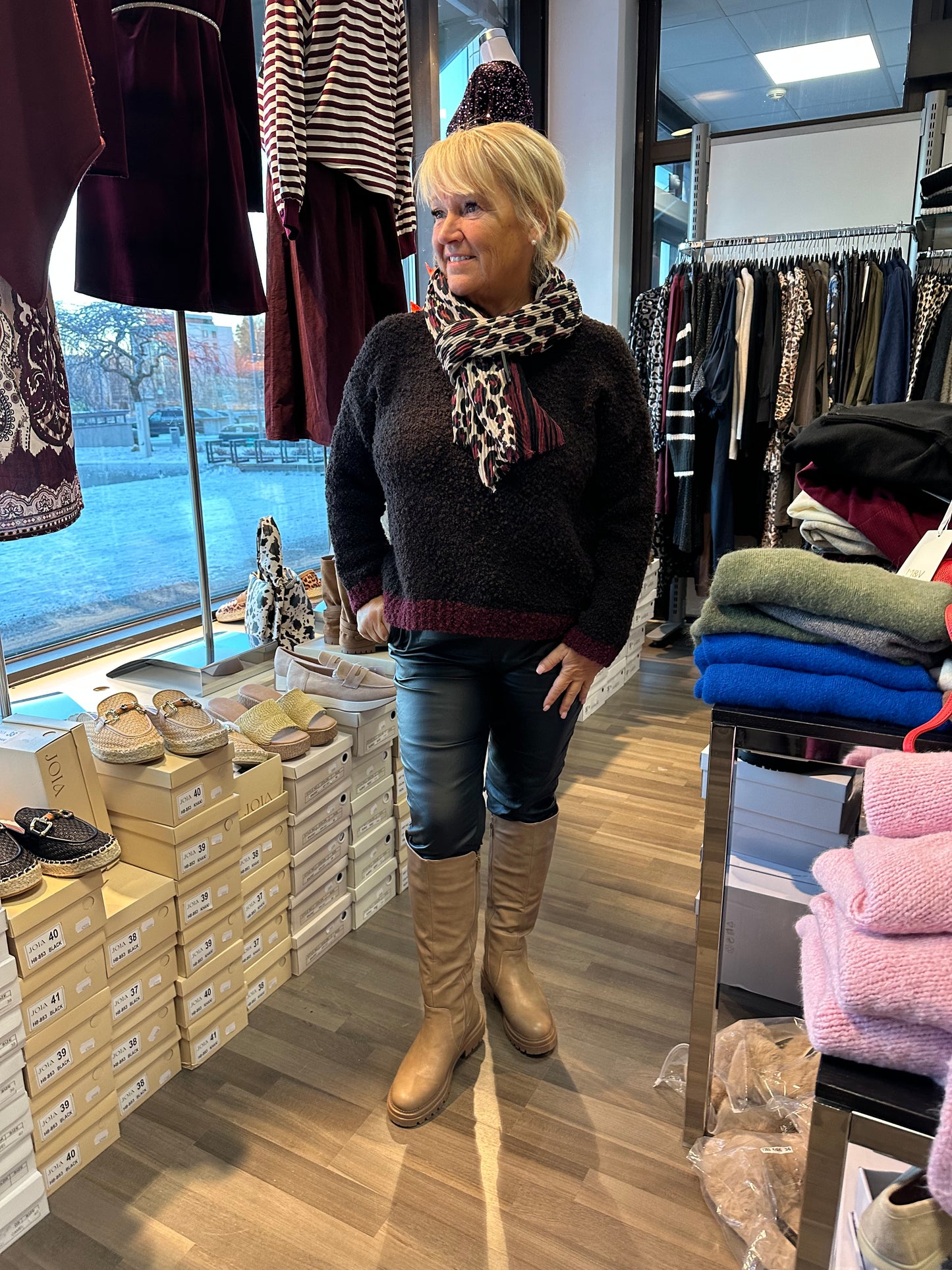 Kaksivärinen bouclee neule tummanruskea