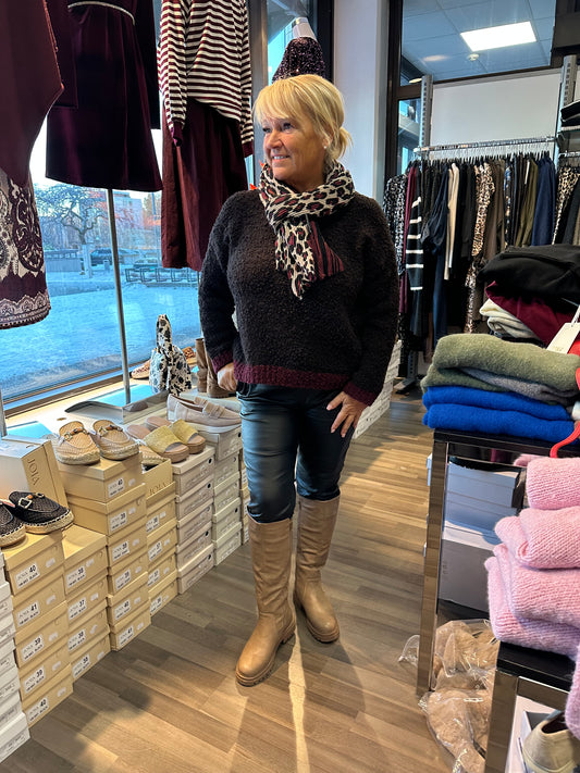 Kaksivärinen bouclee neule tummanruskea