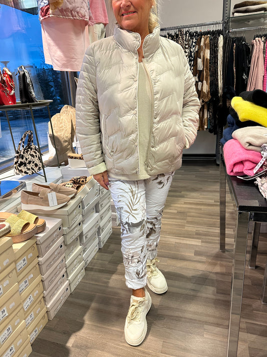 Kevyt toppatakki beessi