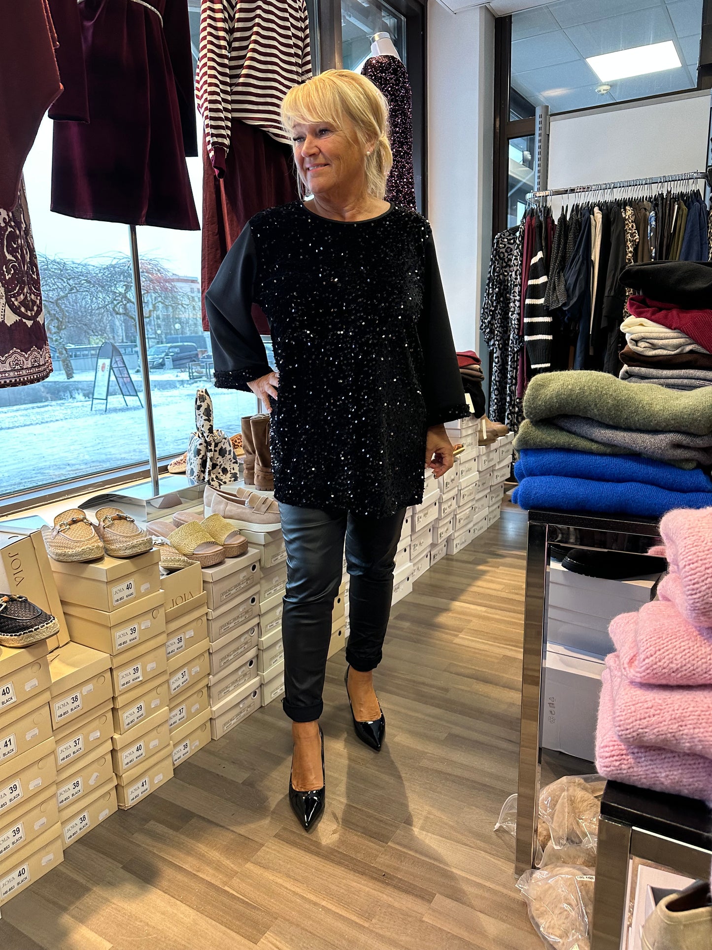 Plussize paljettipusero vajaamittaisilla hihoilla