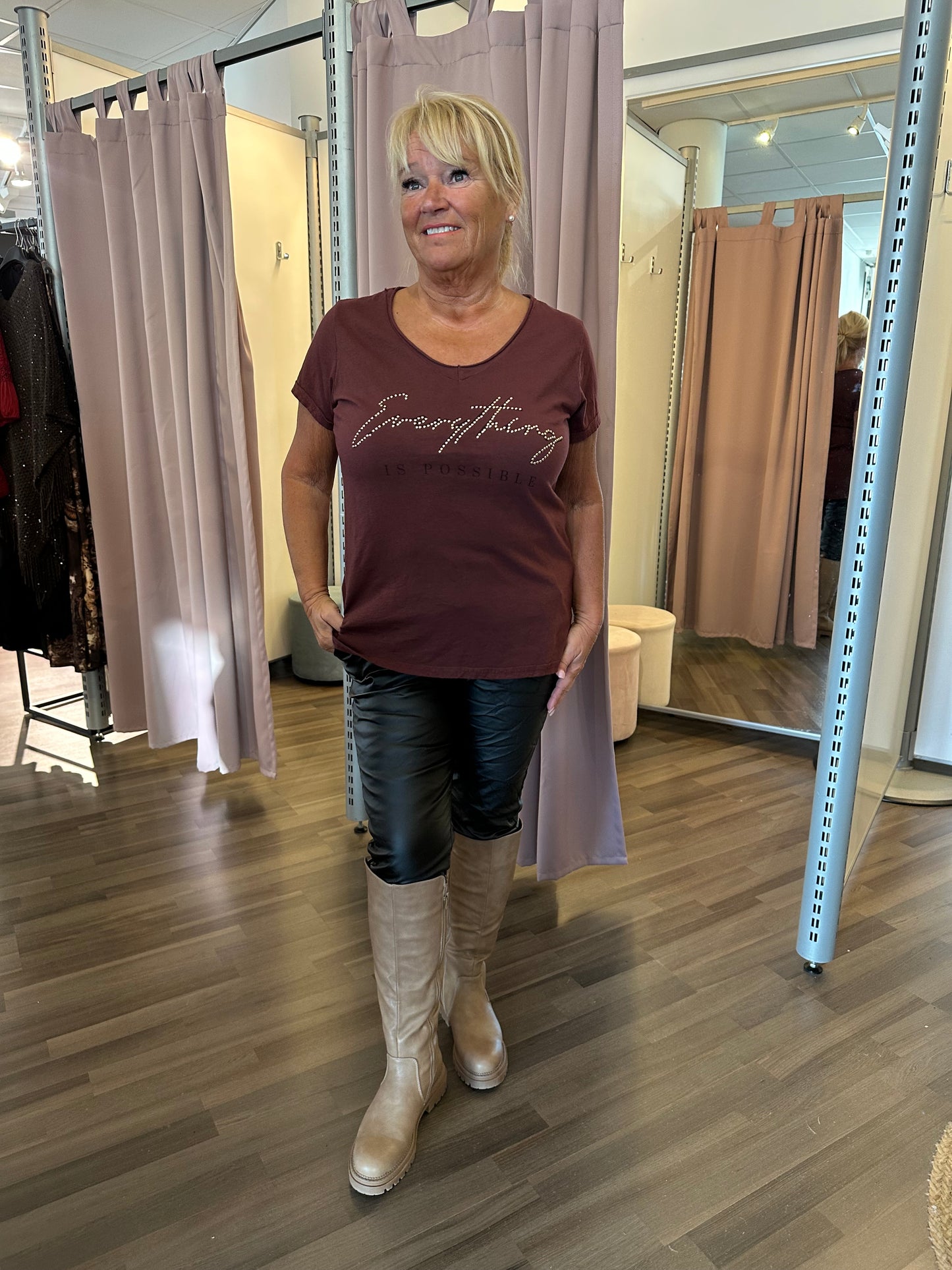 T-paita viininpunainen