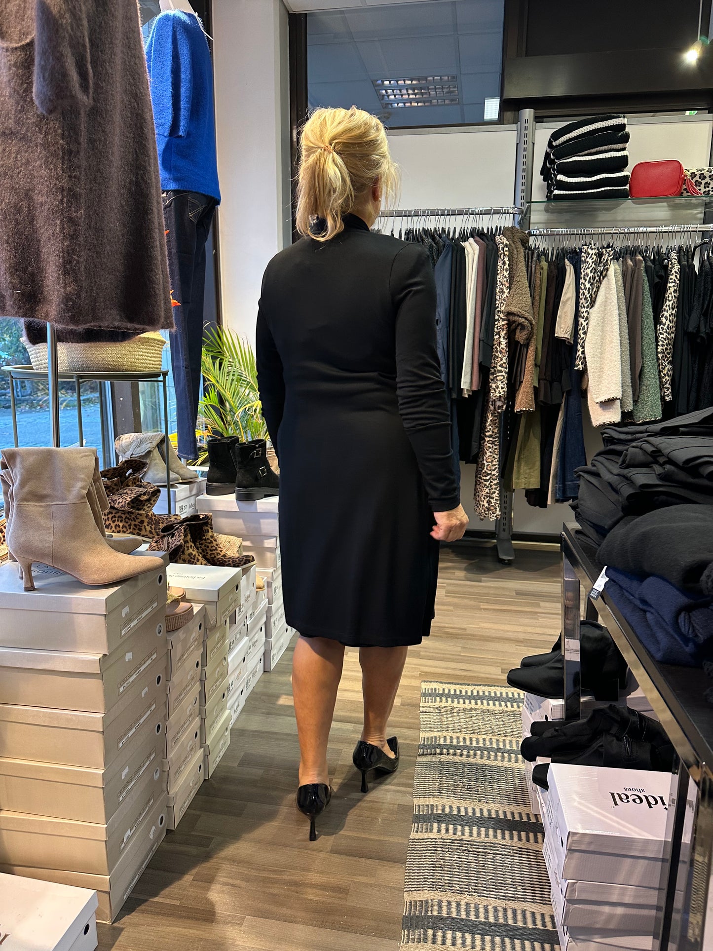 Hienoneuloksinen neuletakki