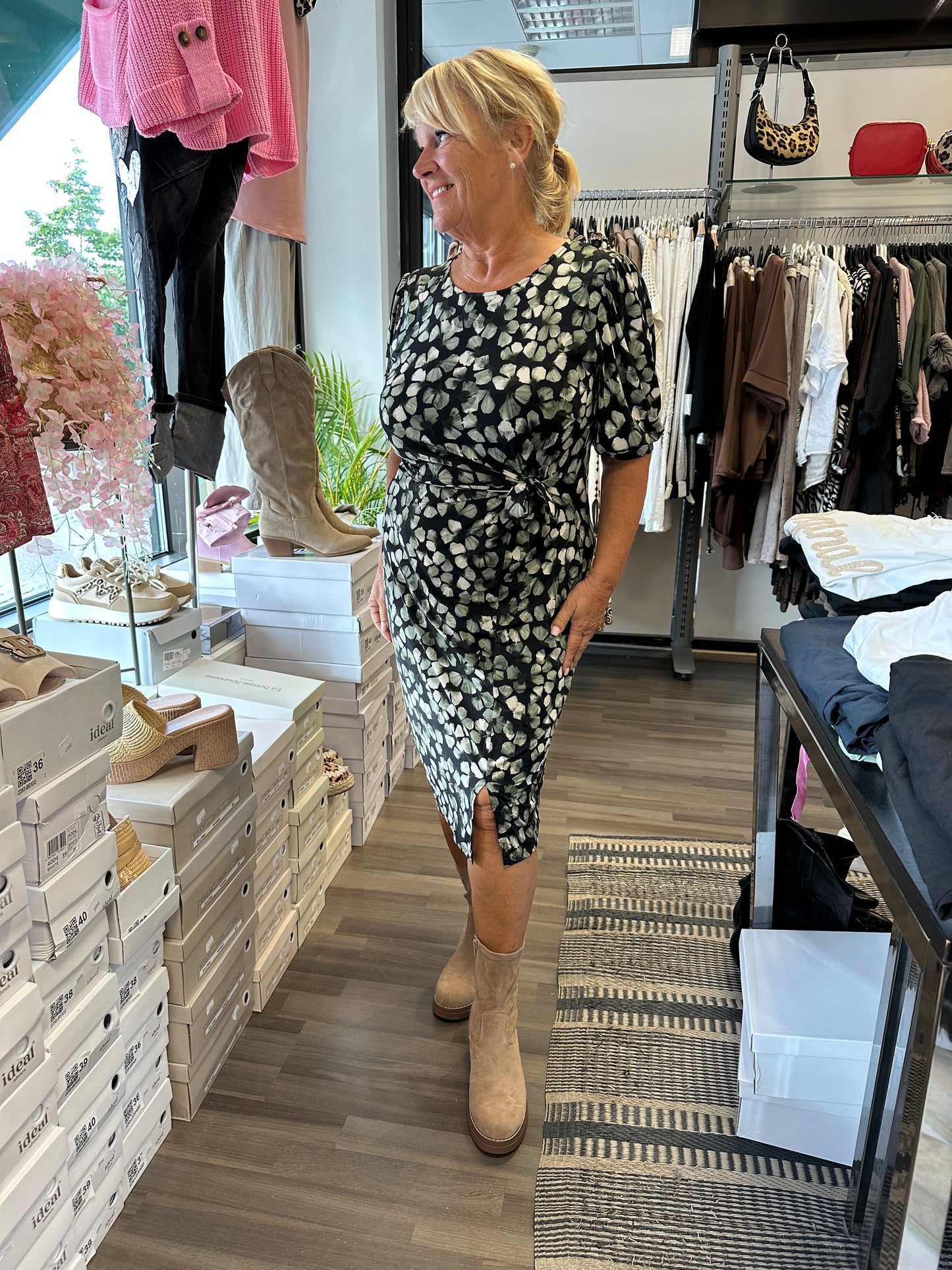 Liukaspintainen mekko Rosy