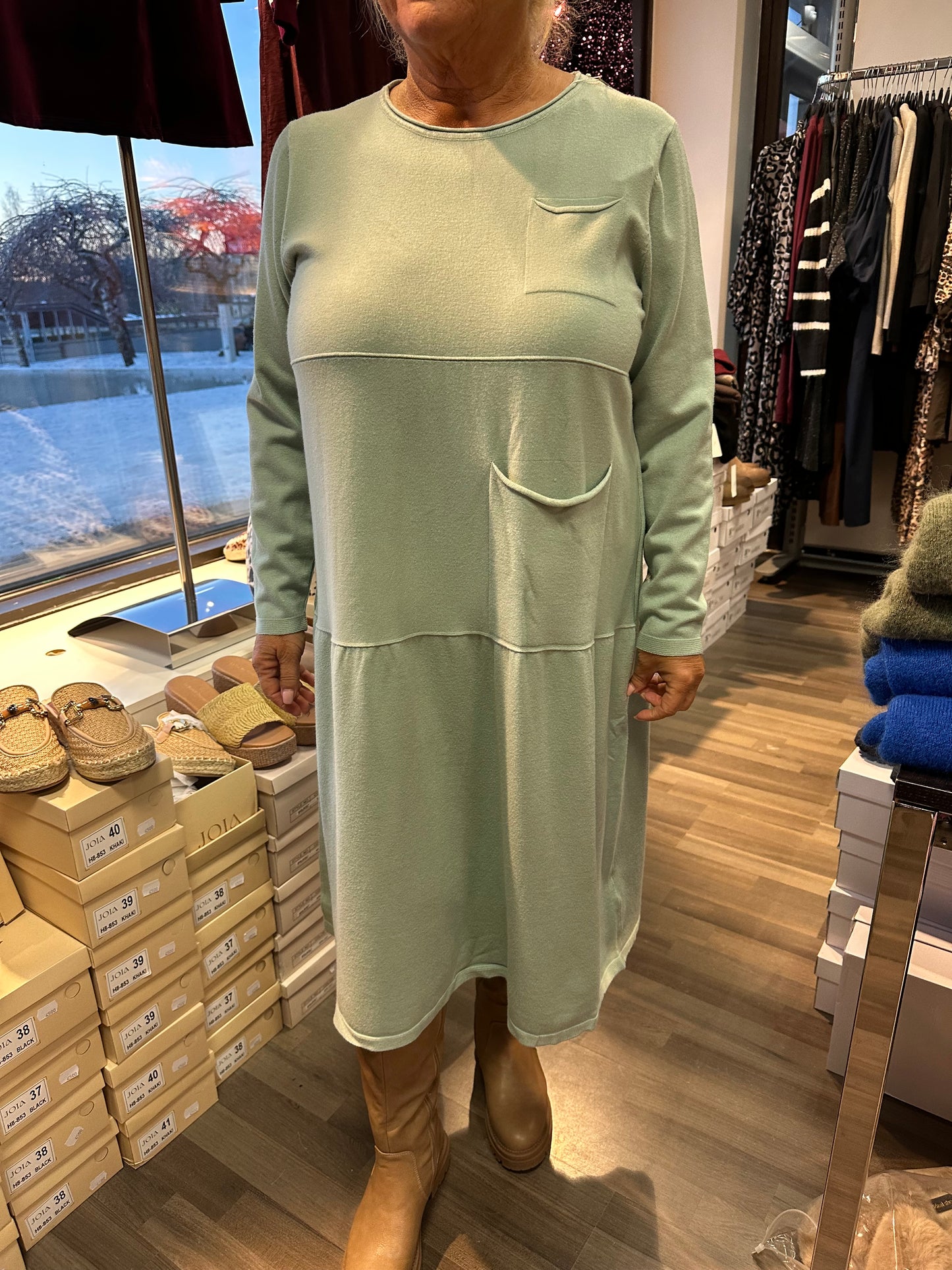 Midimittainen neulemekko Pocket minttu