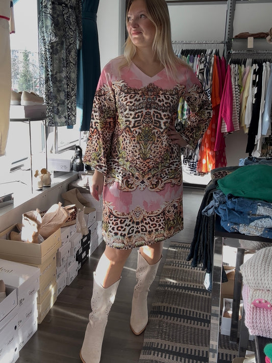 Kuviollinen mekko strasseilla