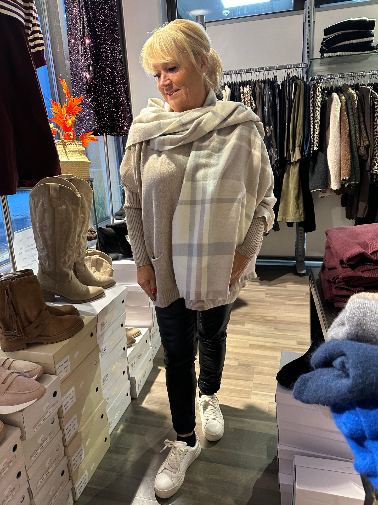 Ruutu kaulahuivi vaalea