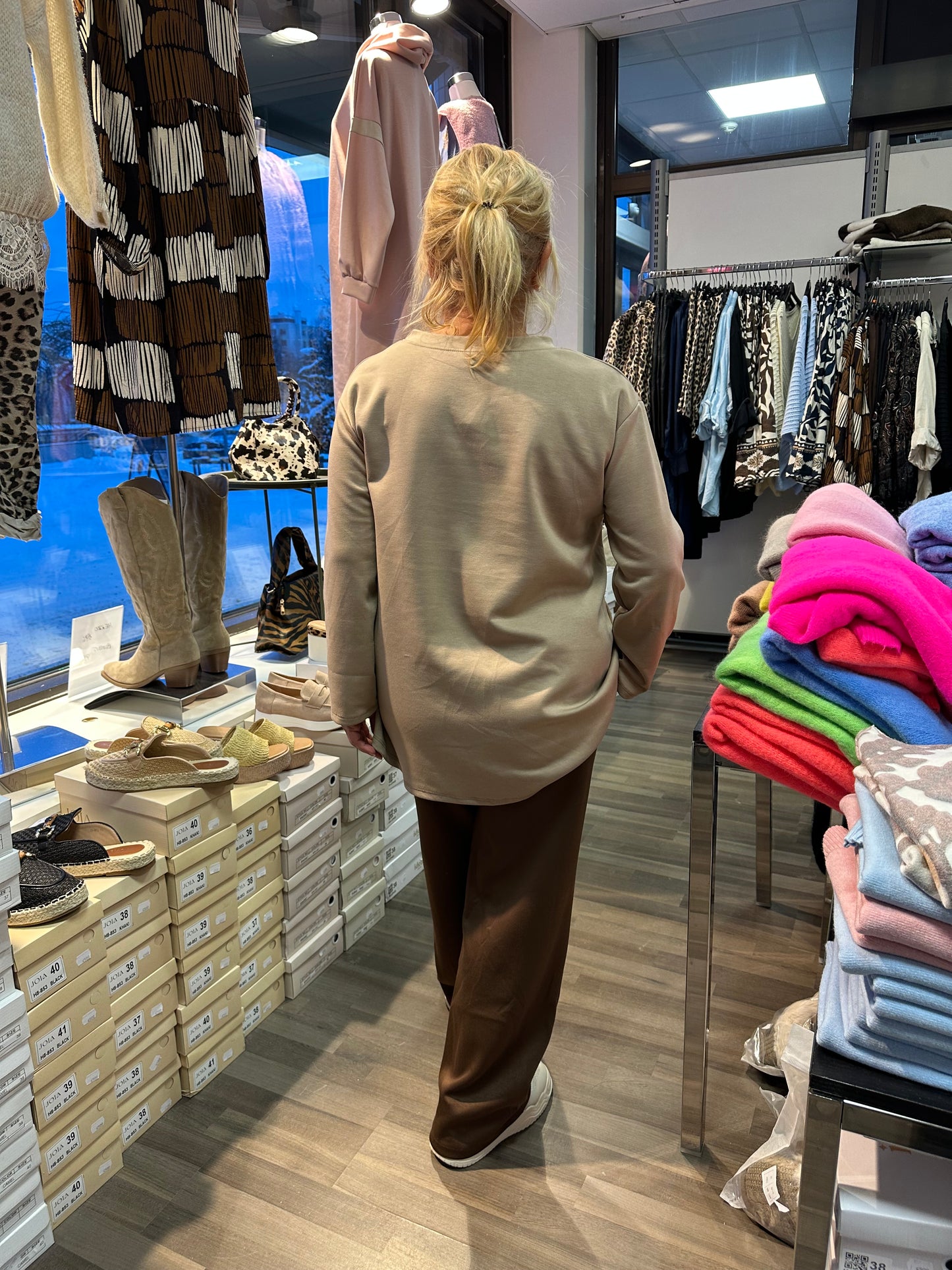 College pusero pikku Mikki kameli