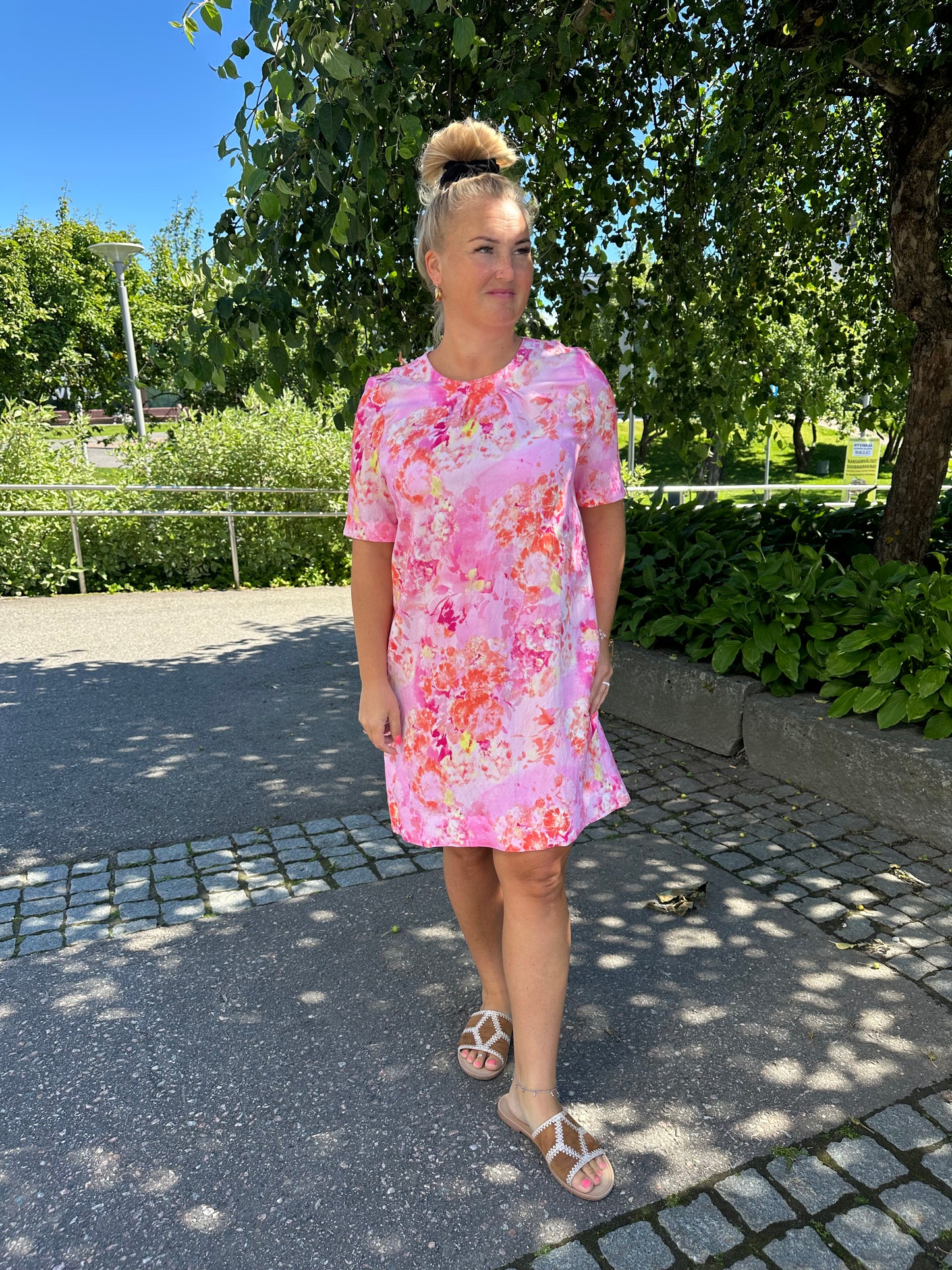 Suoranmallinen tunikamekko