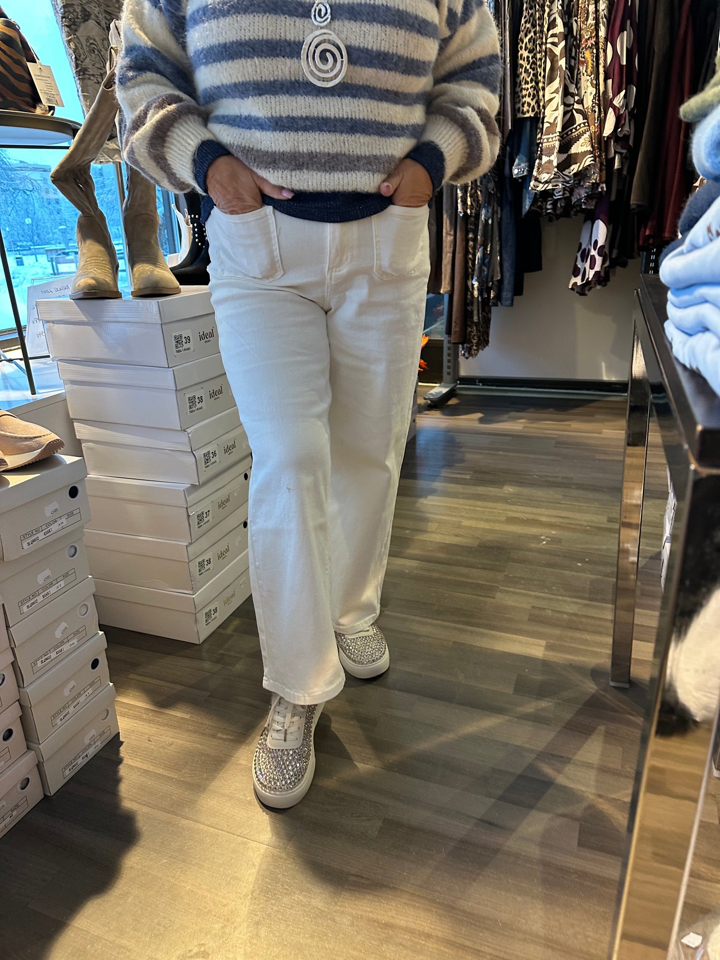 Nilkkapituiset leveälahkeiset farkut valkoinen