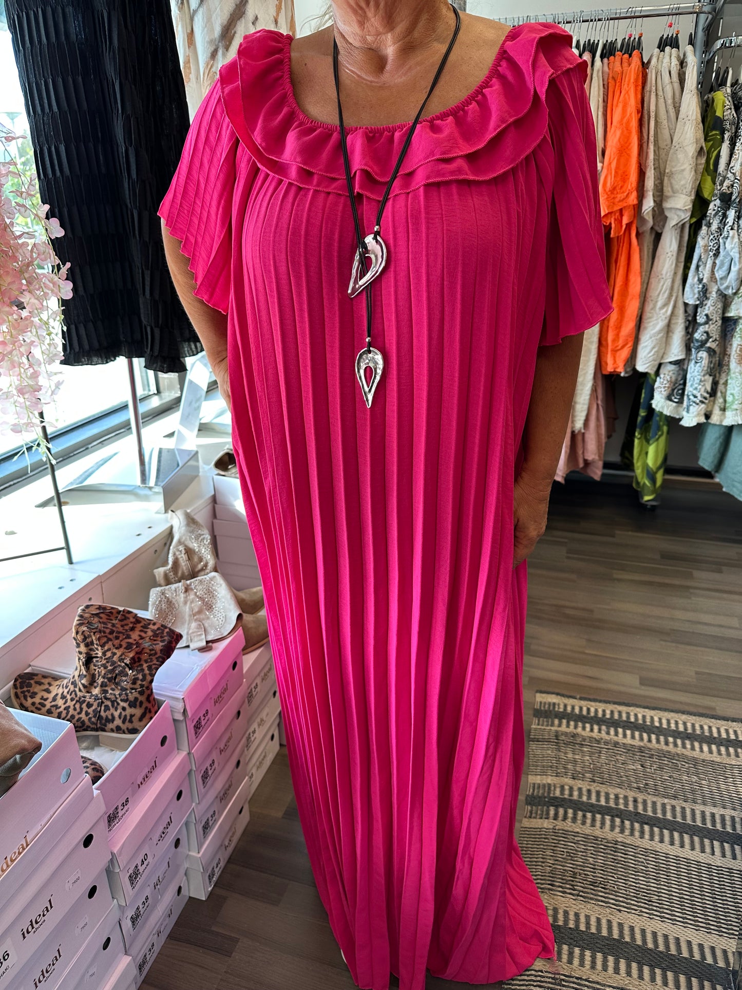Plussize pliseerattu mekko fuksia