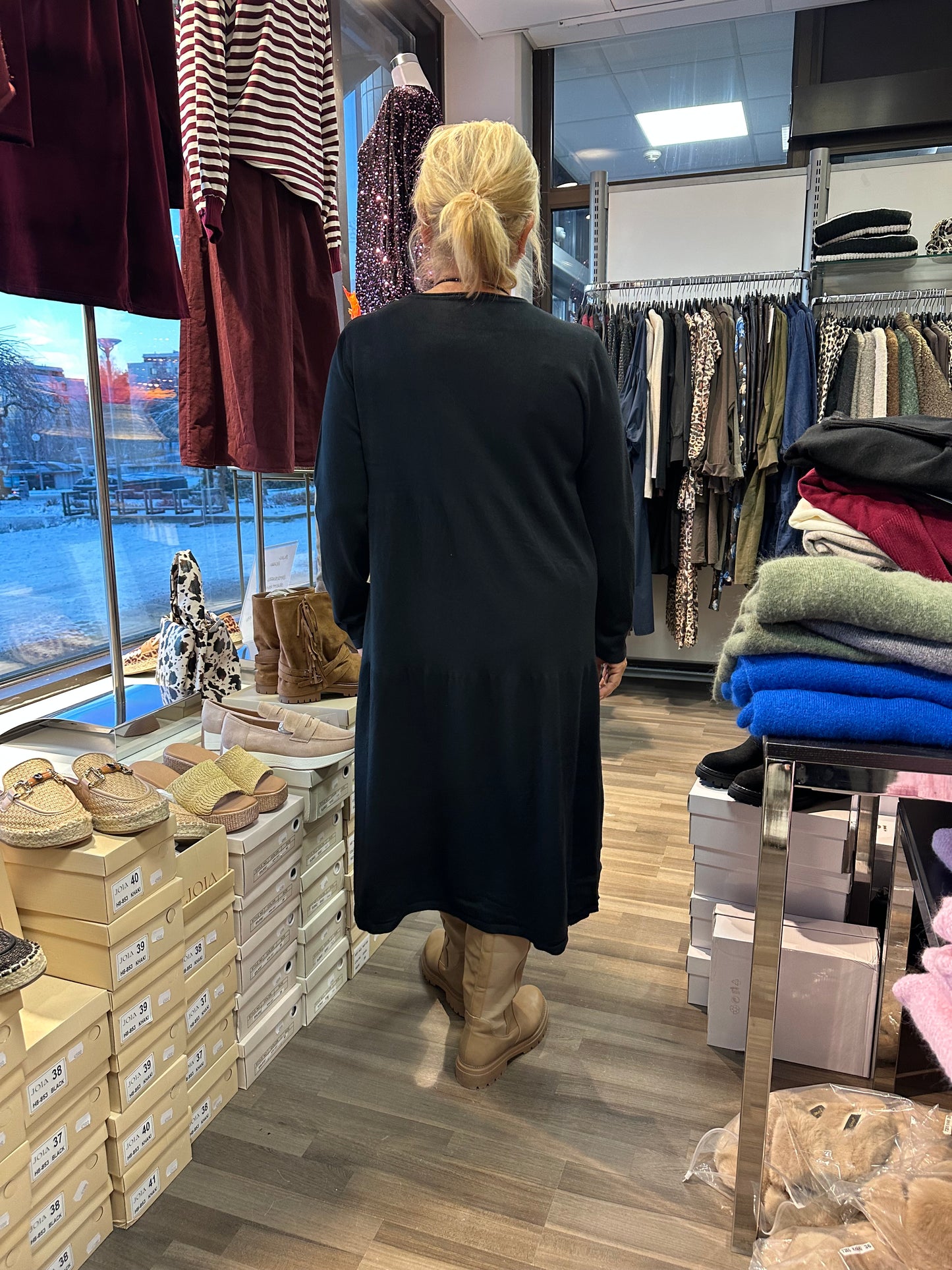 Midimittainen neulemekko Pocket musta