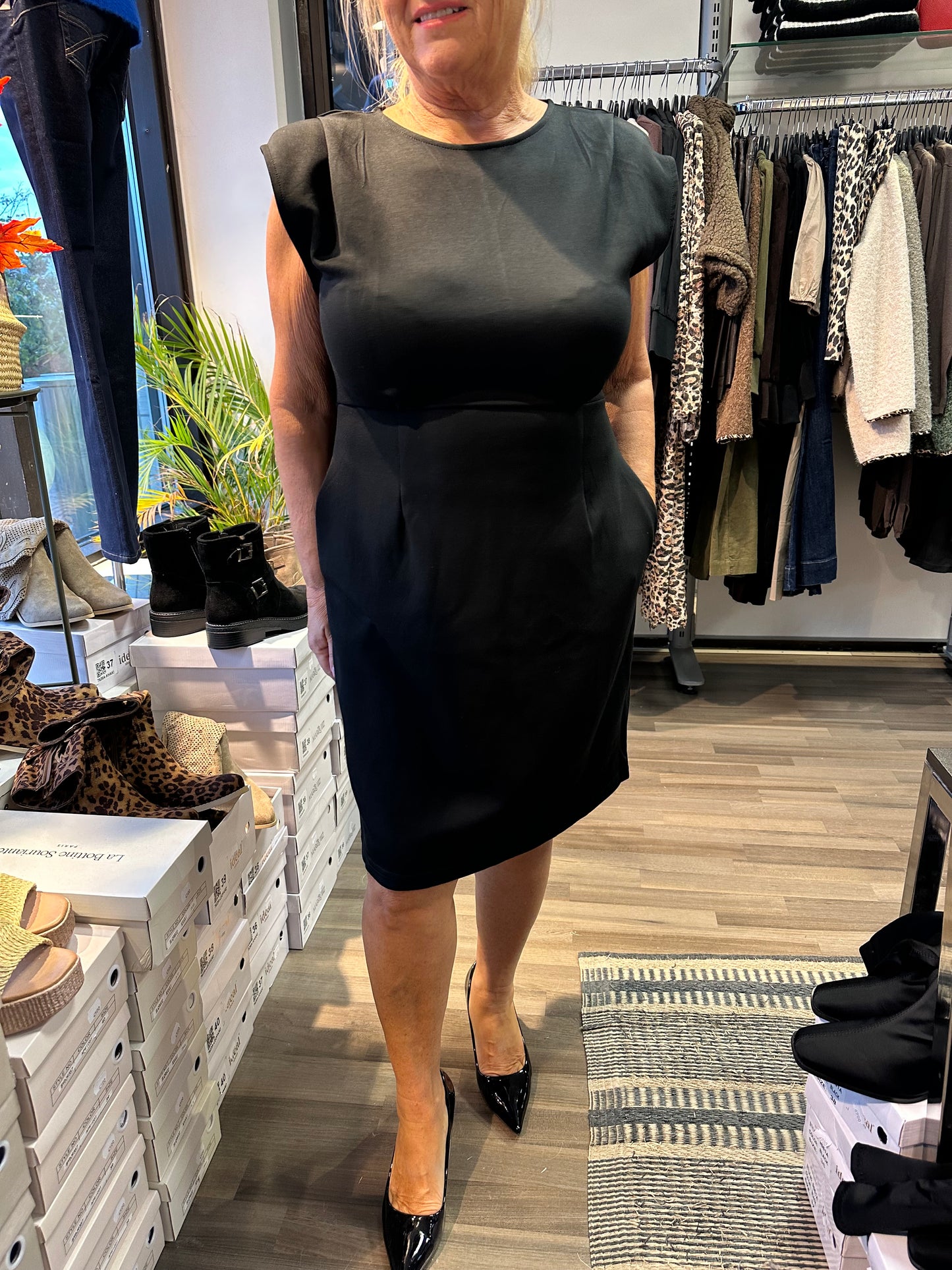 Trikoinen pikkumekko