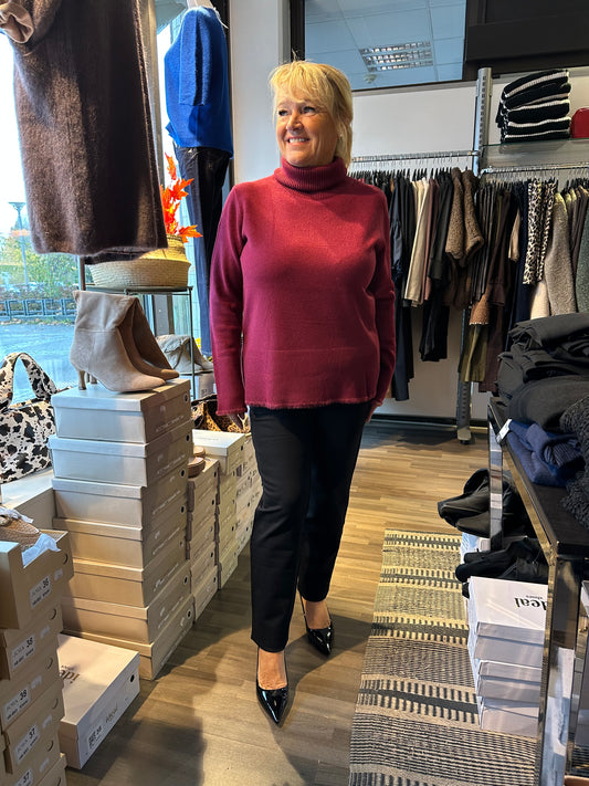 Poolokauluksinen neule viininpunainen