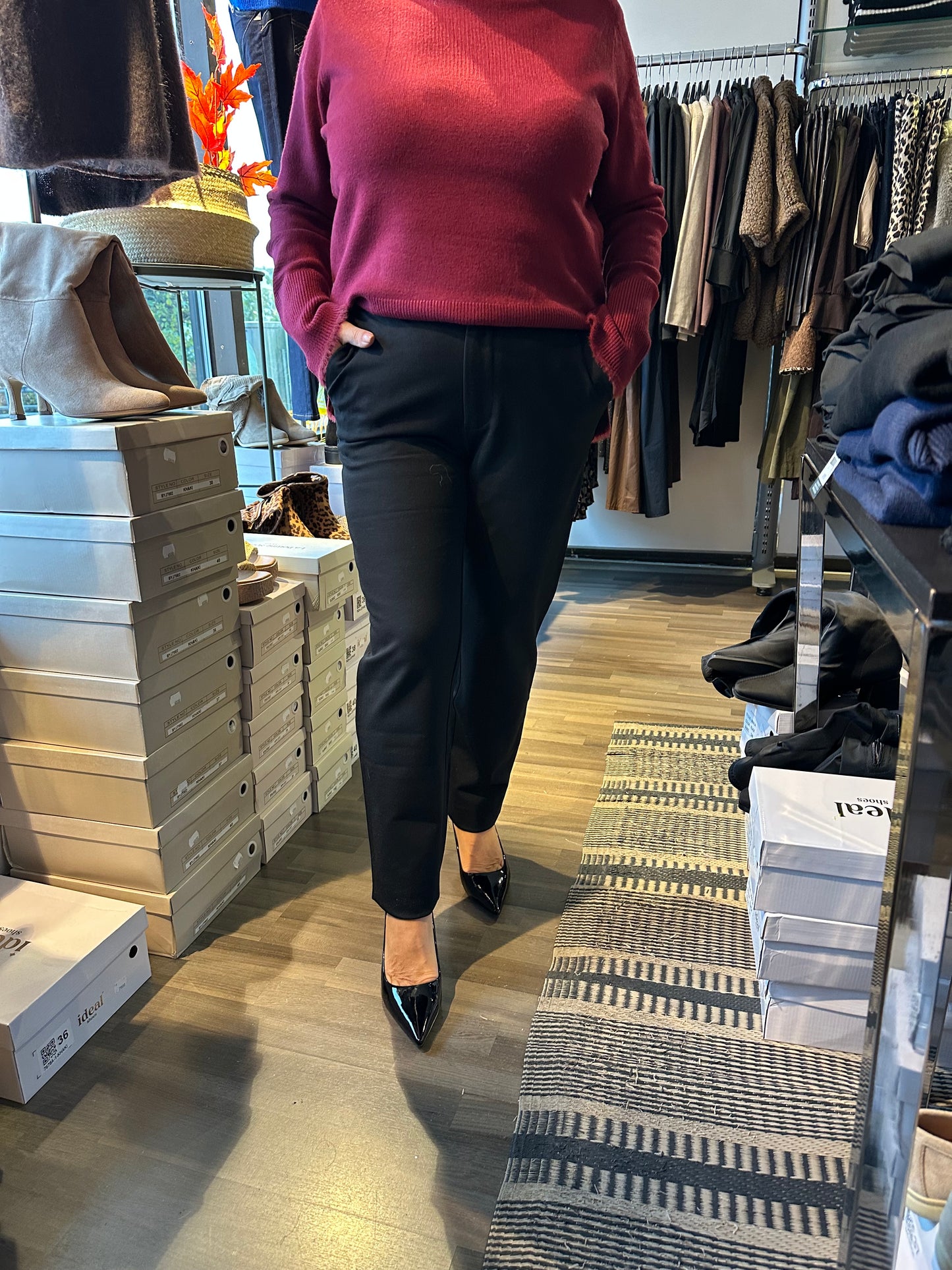 Kapealahkeiset siistit housut