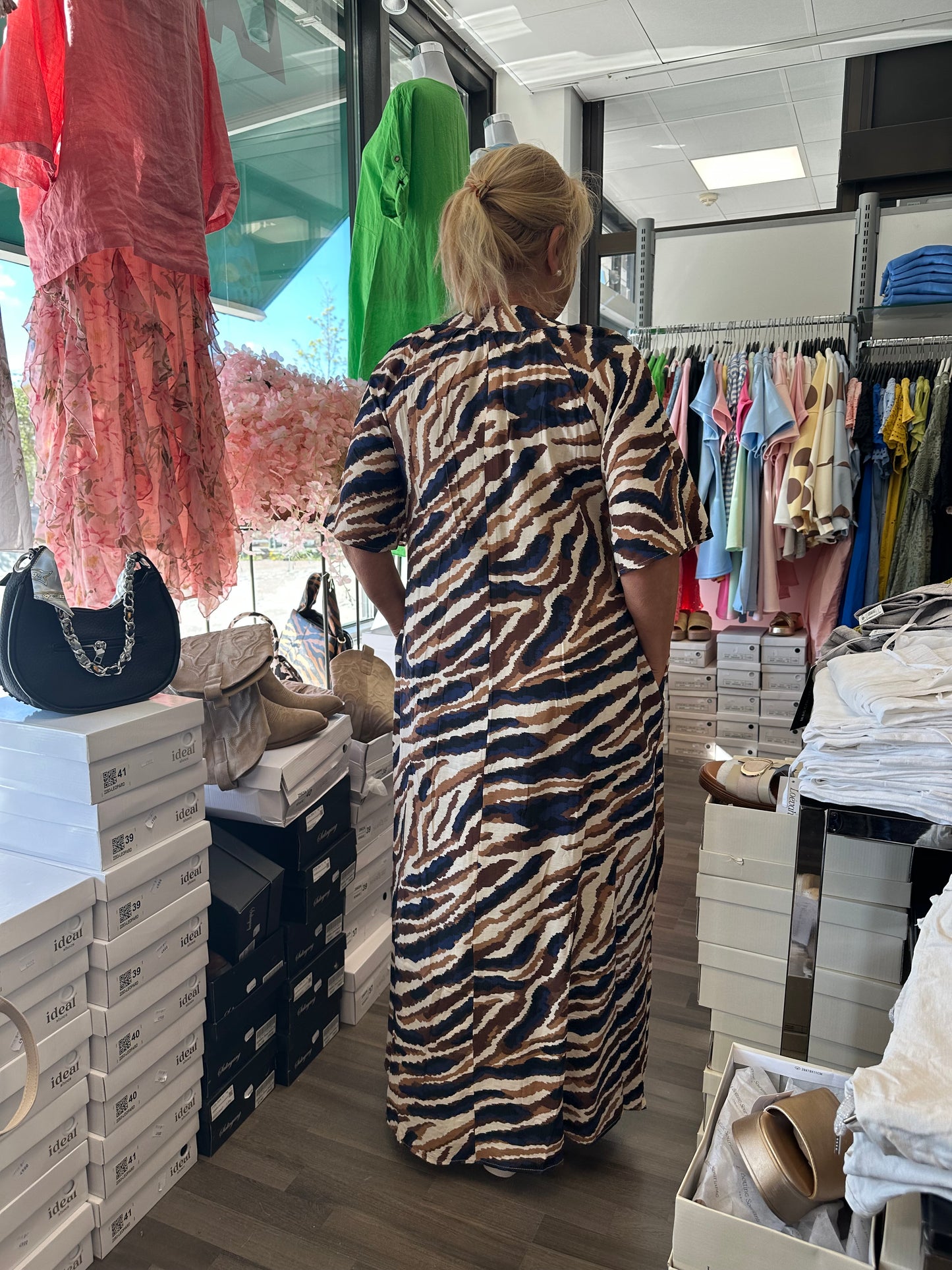 Reilummankoon kuviollinen pitkä mekko