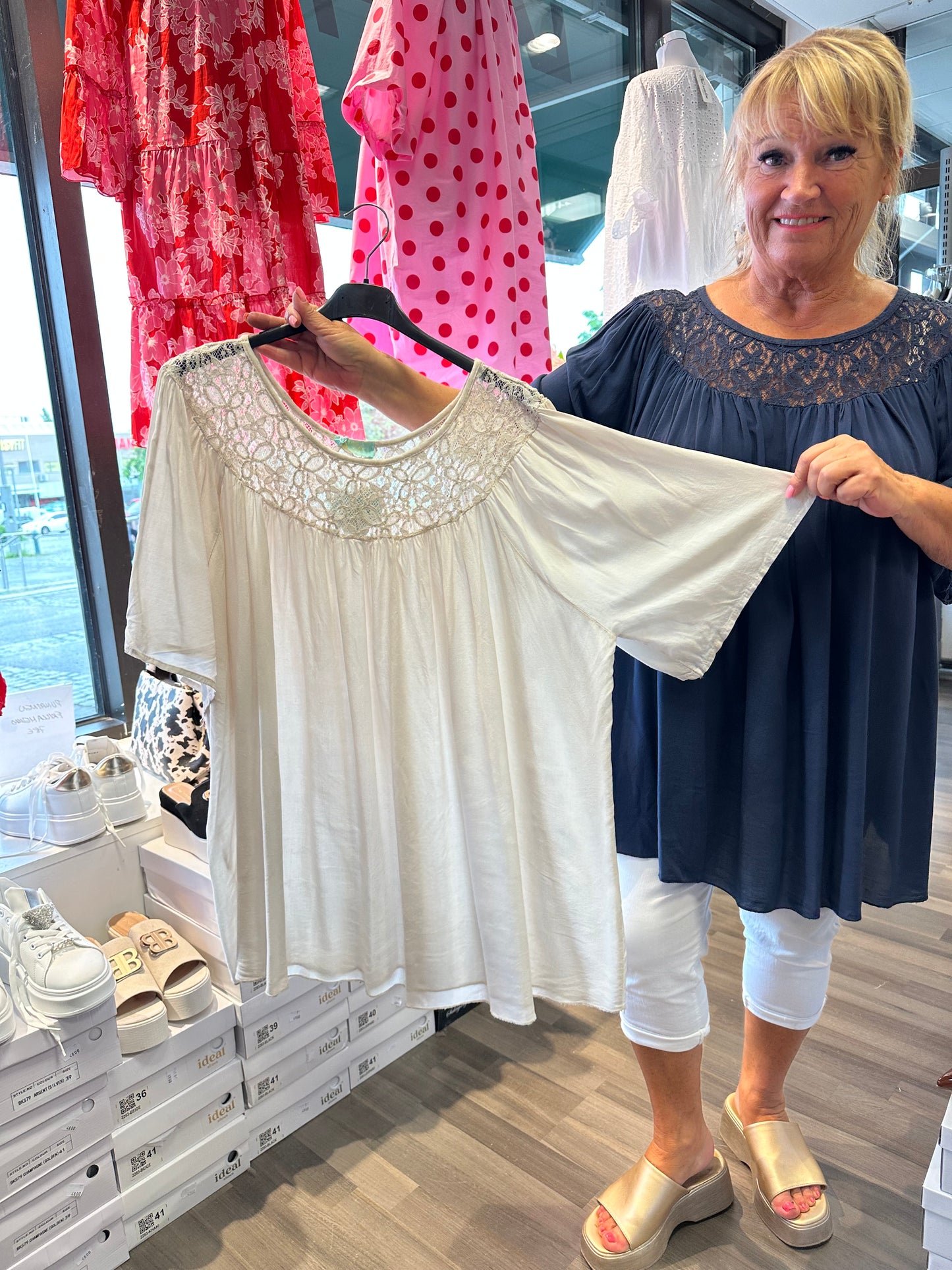 Plussize tunika pitsiyläosalla (4 väriä)