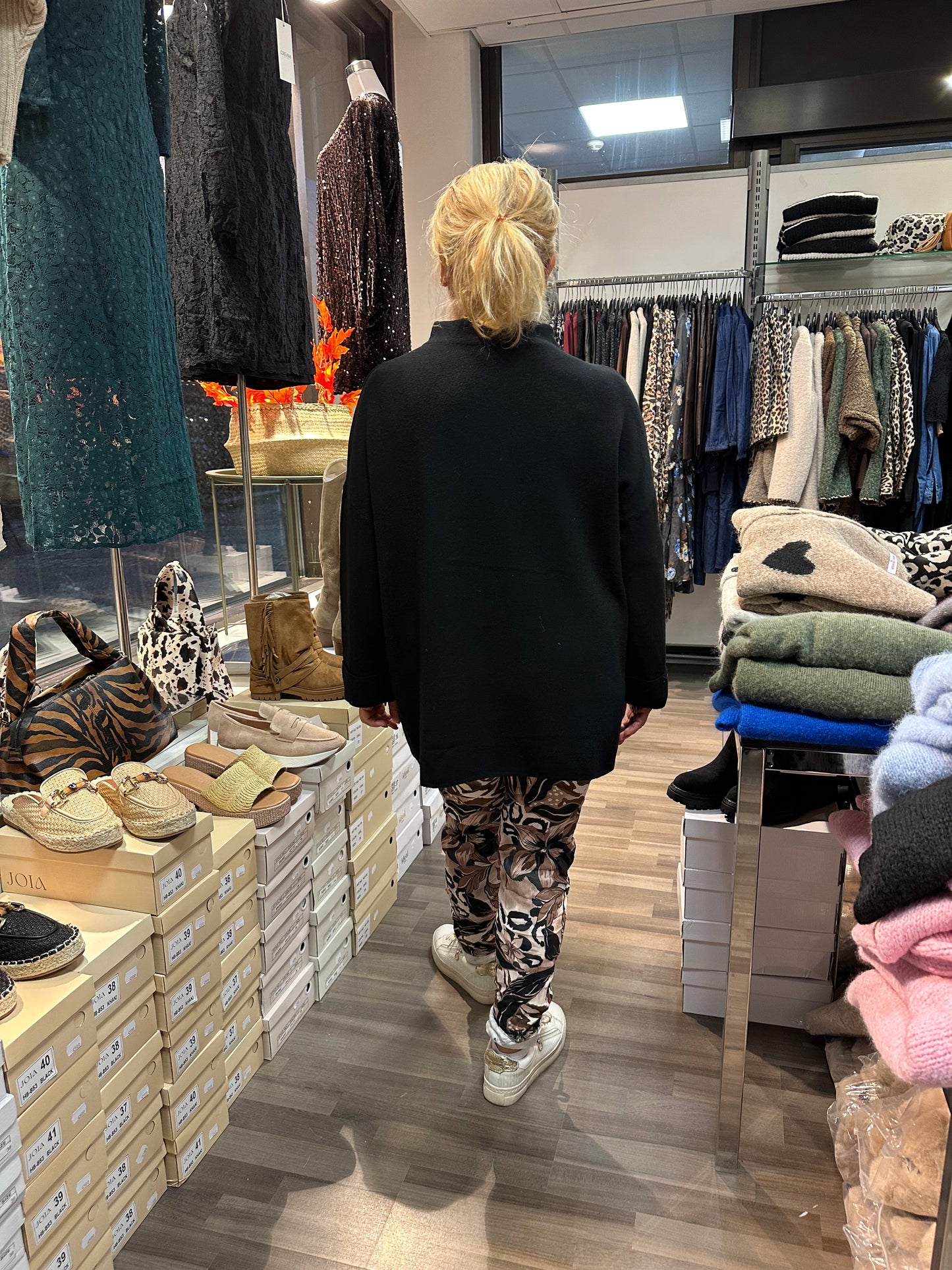 Neuletunika Diamond musta