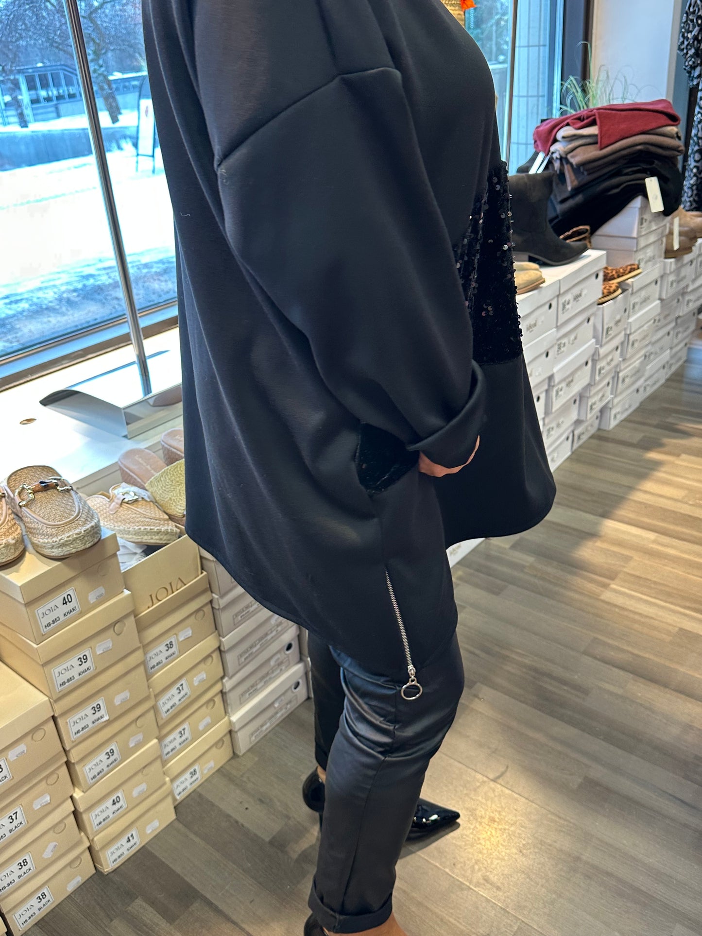 Plussize college tunika paljeteilla musta