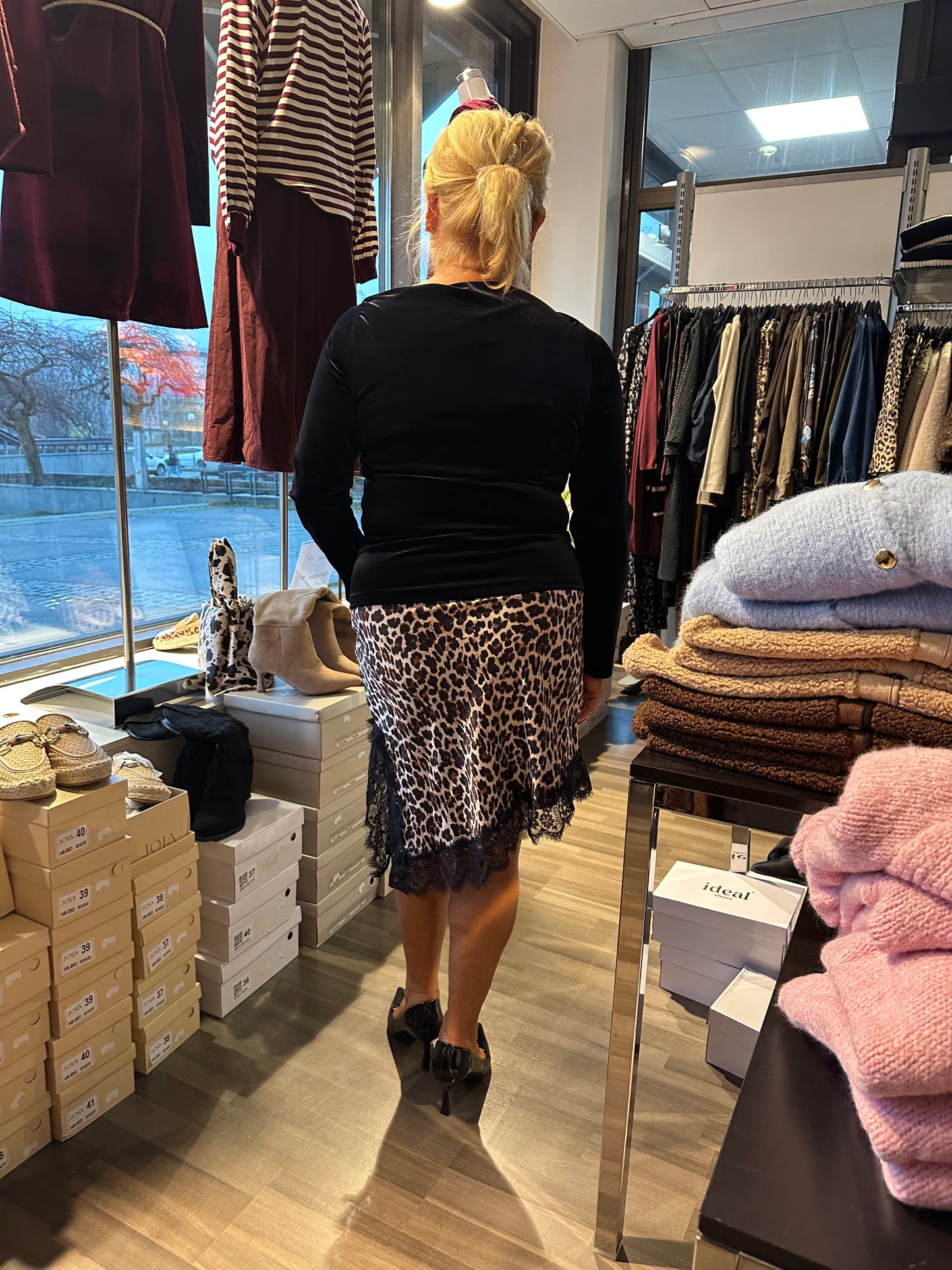 Lyhyt satiinihame pitsihelmalla leo