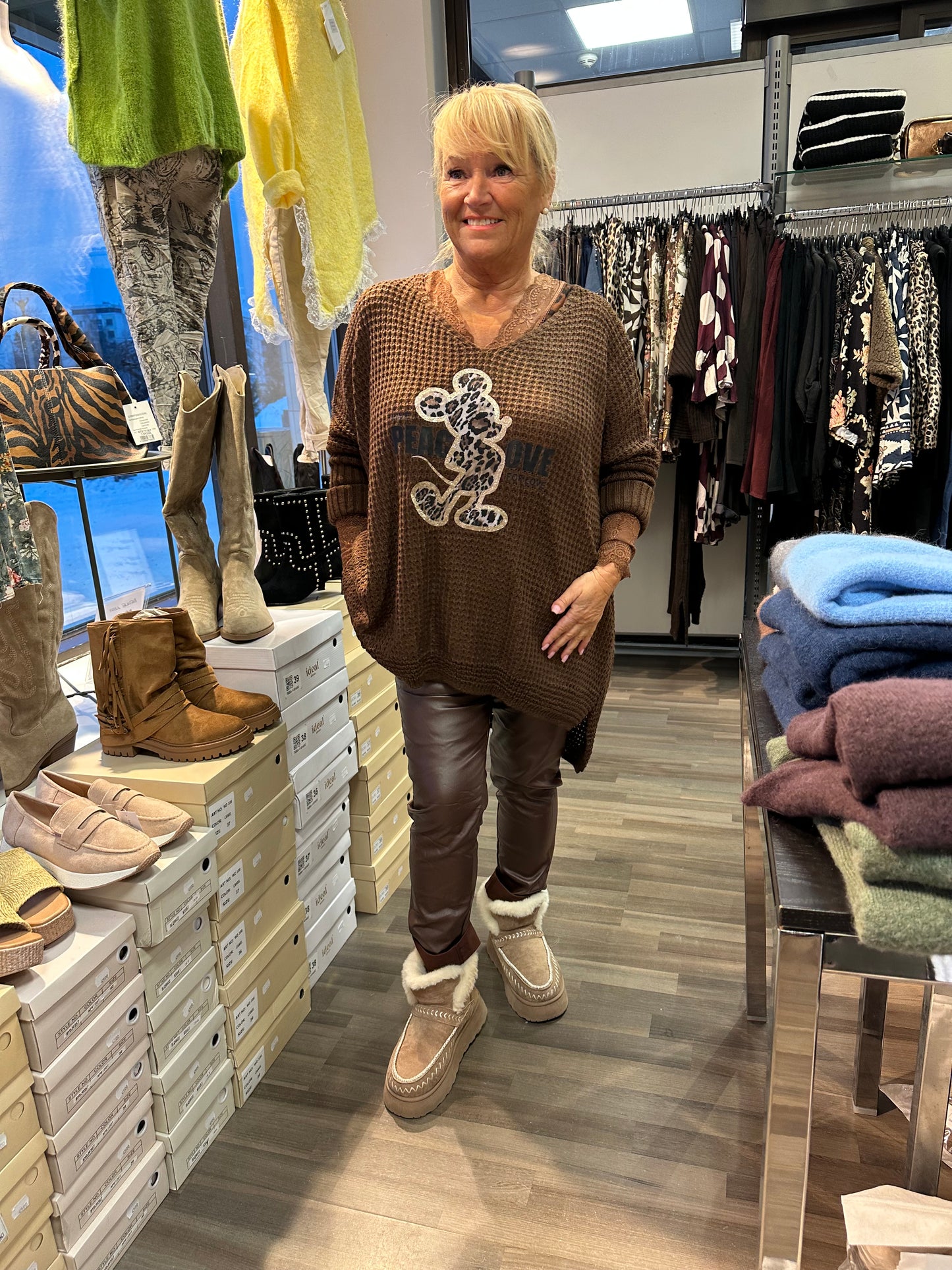 Mikki oversize-neule ruskea