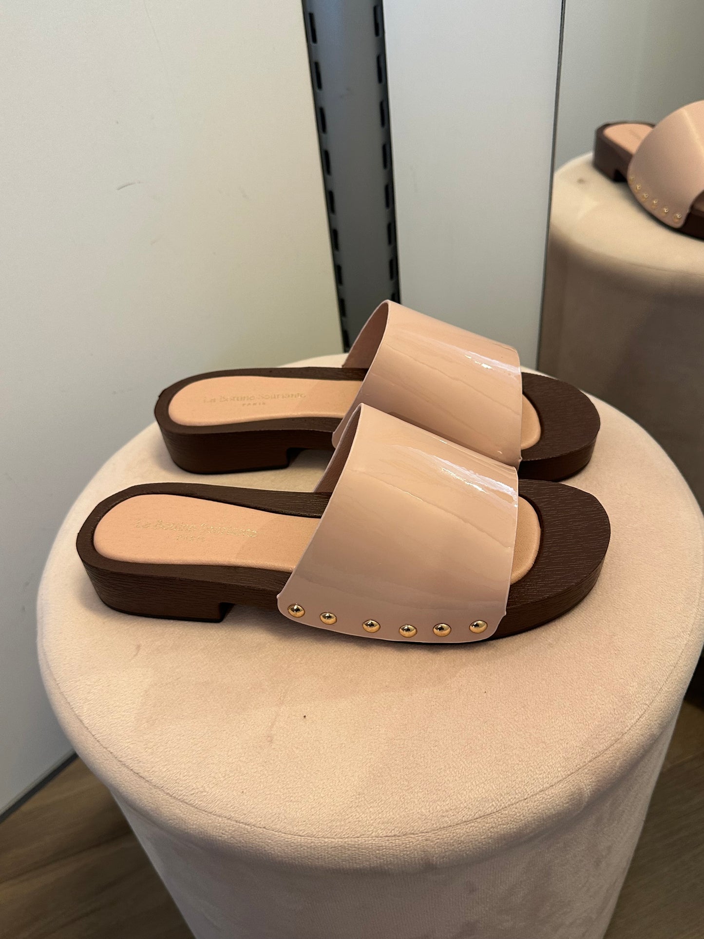 Puukenkätyyliset sandaalit blush