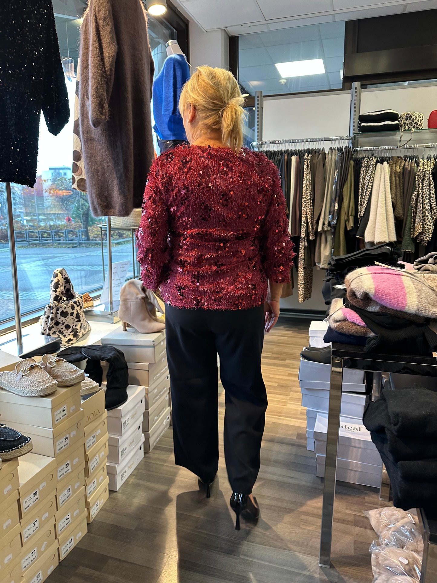 Paljettinen höyhenpusero punainen