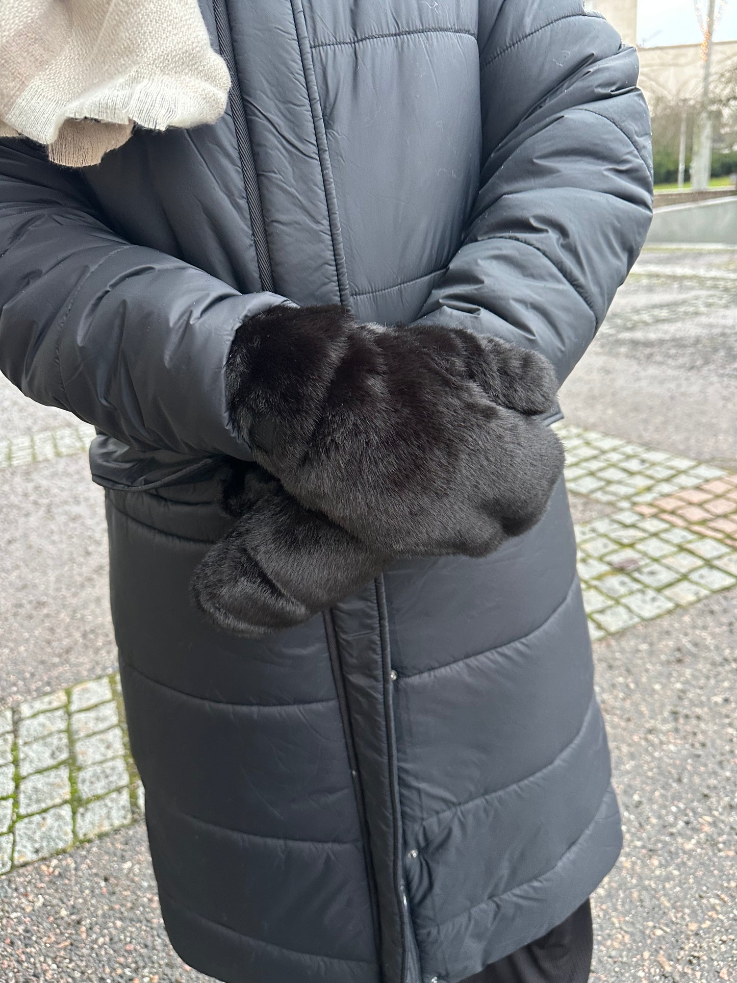 Pörrölapaset musta