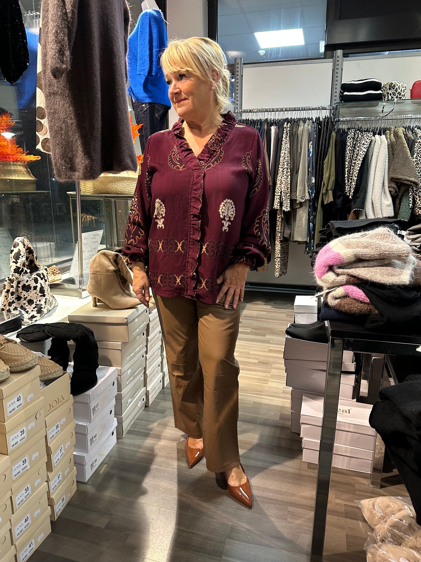 Viskoosipusero röyhelöllä viininpunainen