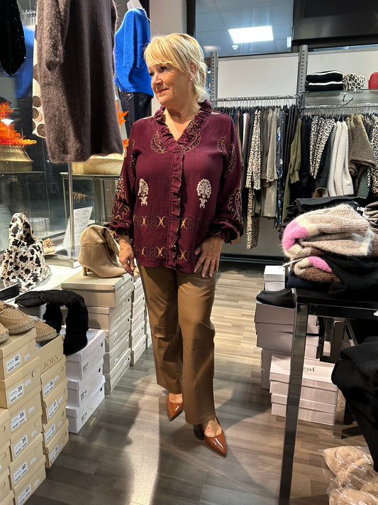 Viskoosipusero röyhelöllä viininpunainen