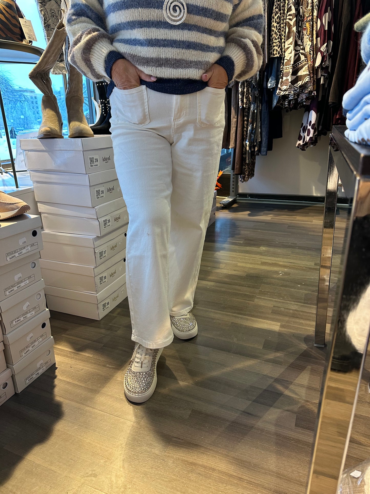 Nilkkapituiset leveälahkeiset farkut valkoinen