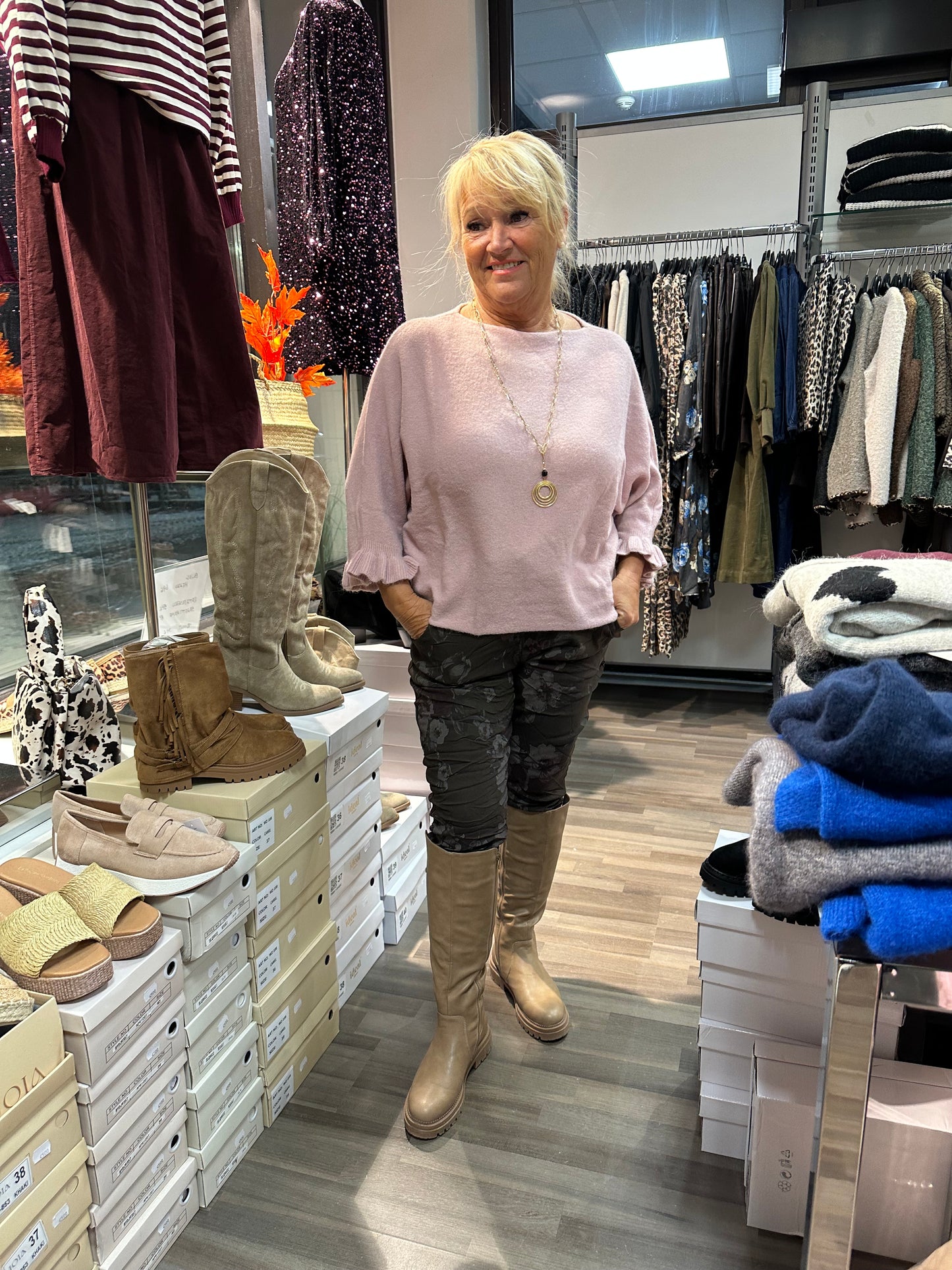 Neule frillahihoilla vanha roosa