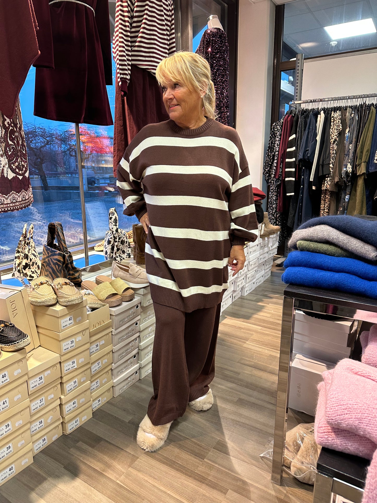 Plussize neuleasu ruskea