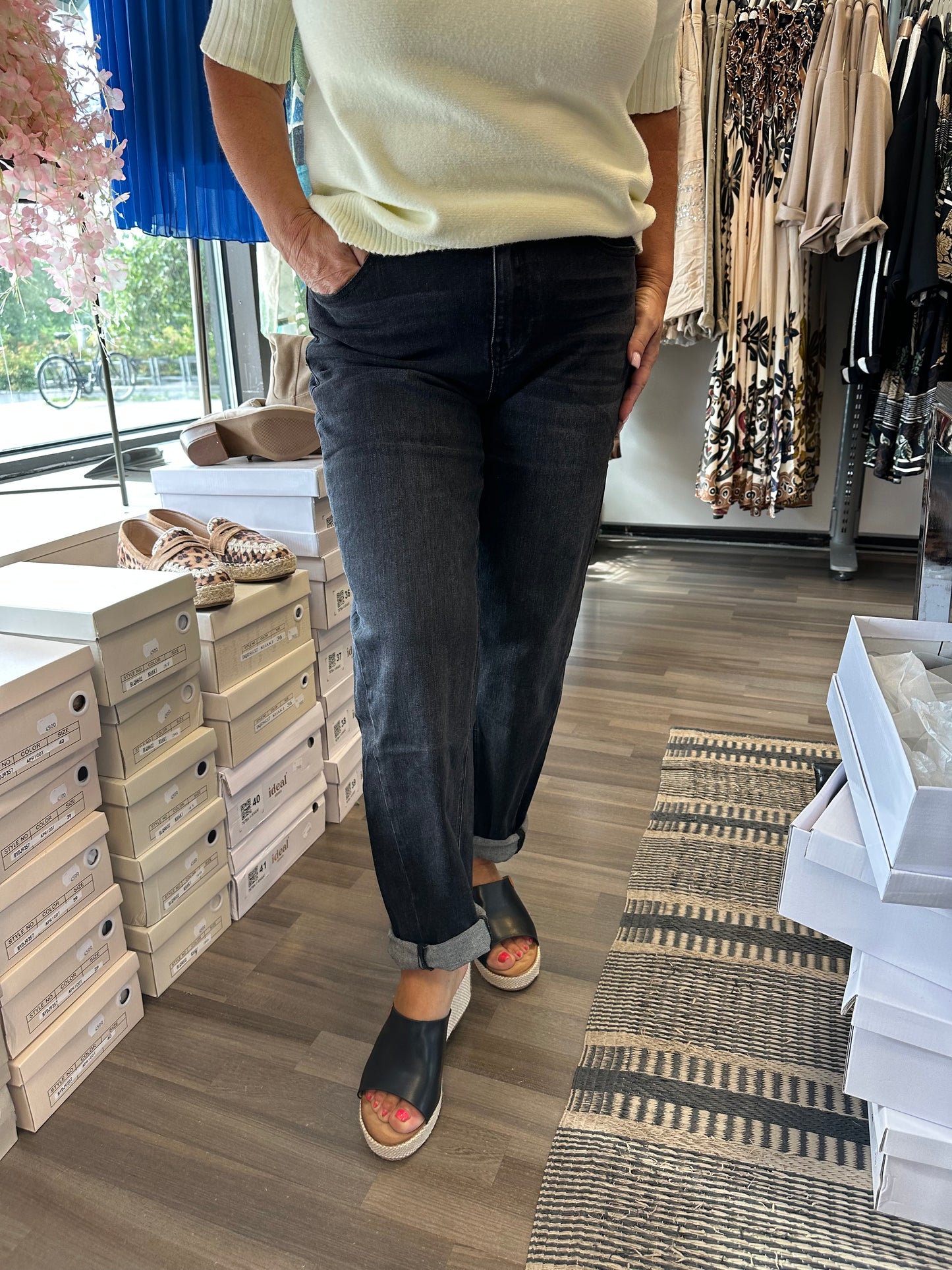 Korkeavyötäröiset farkut harmaa