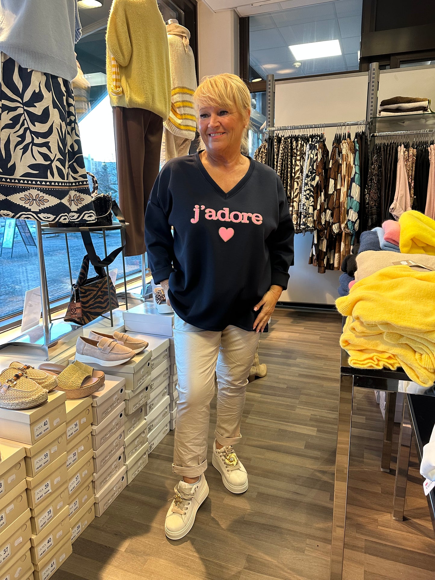 Plussize college v-pääntiellä Jadore tummansininen