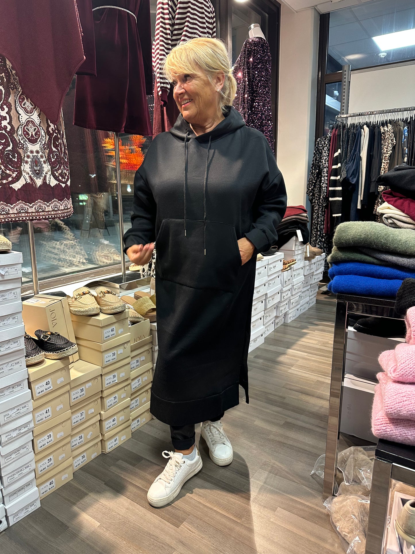 Pitkä hupparimekko musta