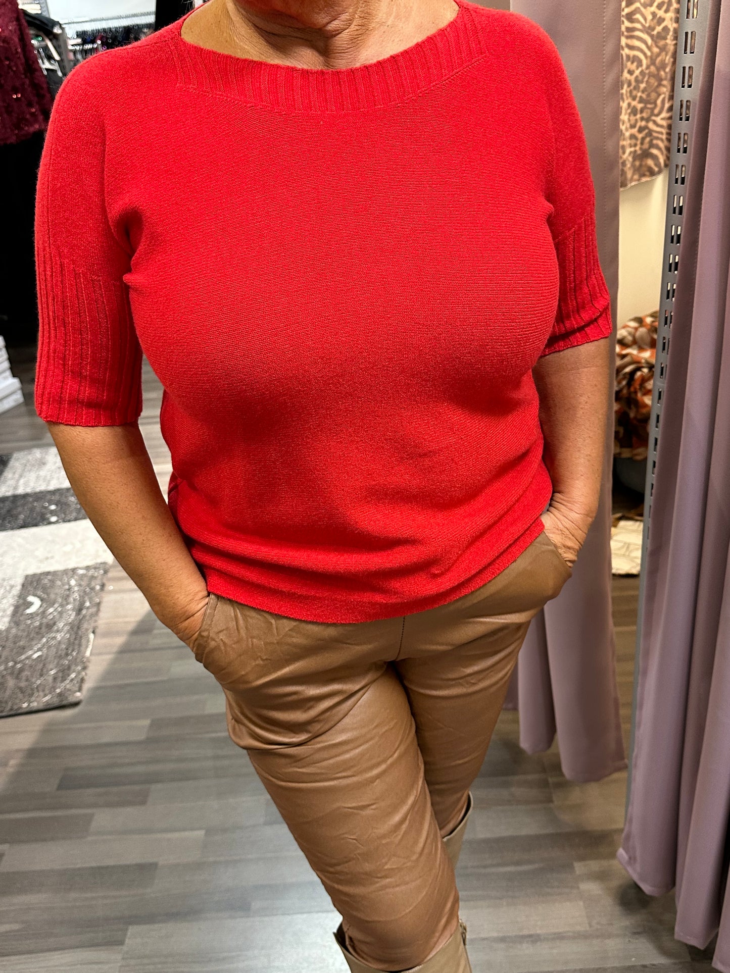 Lyhythihainen neule venepääntiellä punainen