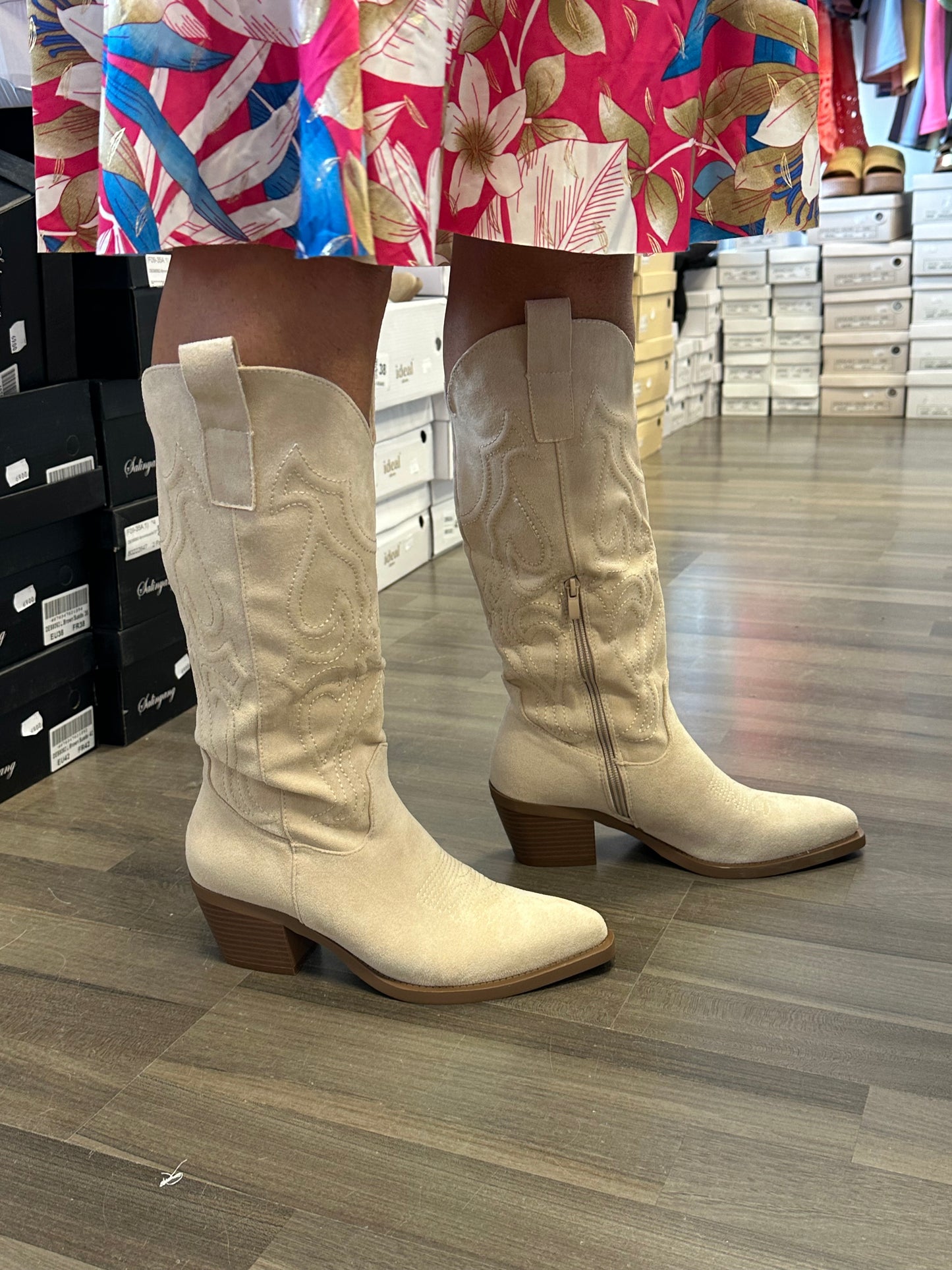 Vaaleat cowboy bootsit