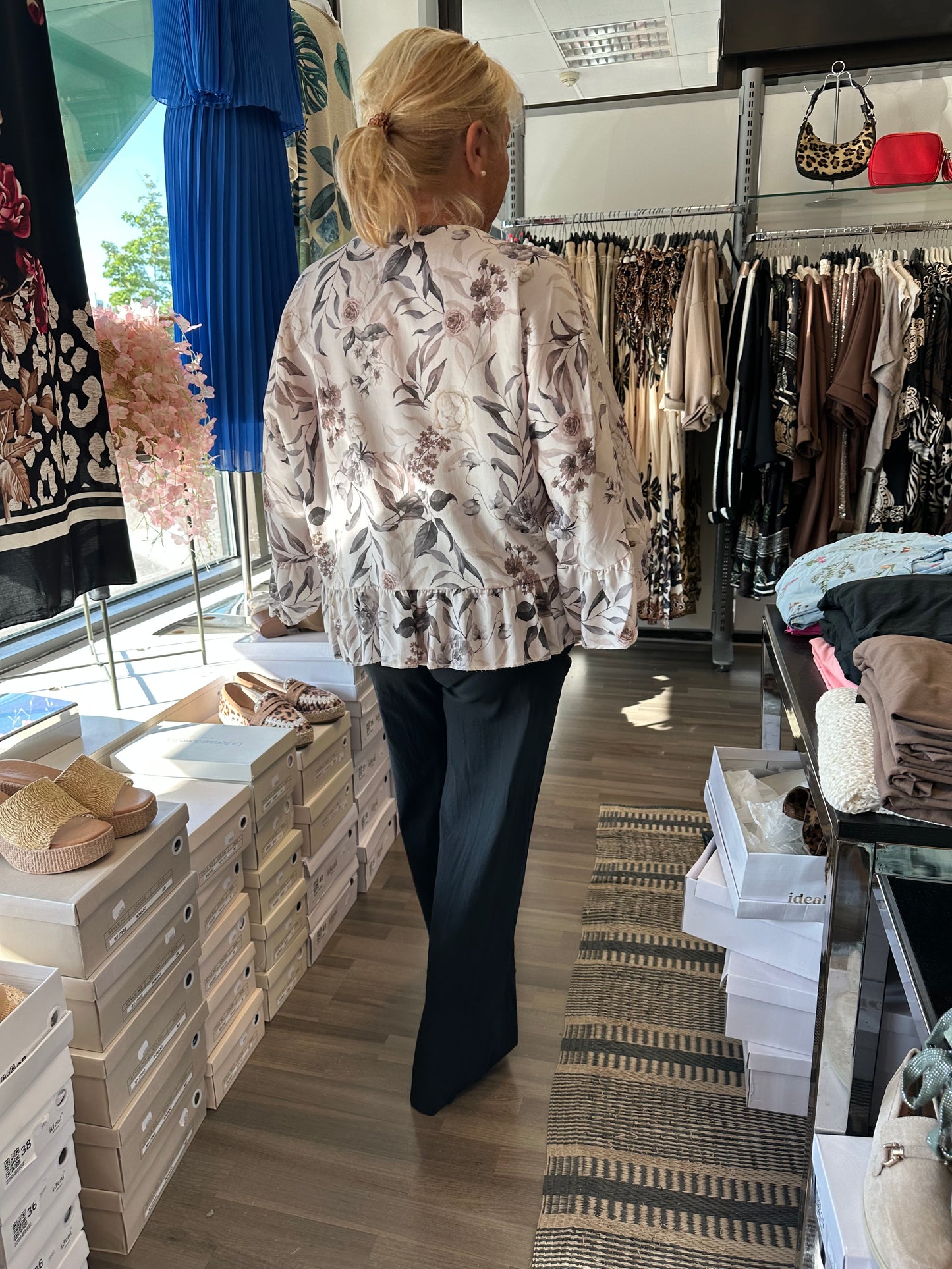 Leveälahkeiset stretch housut musta