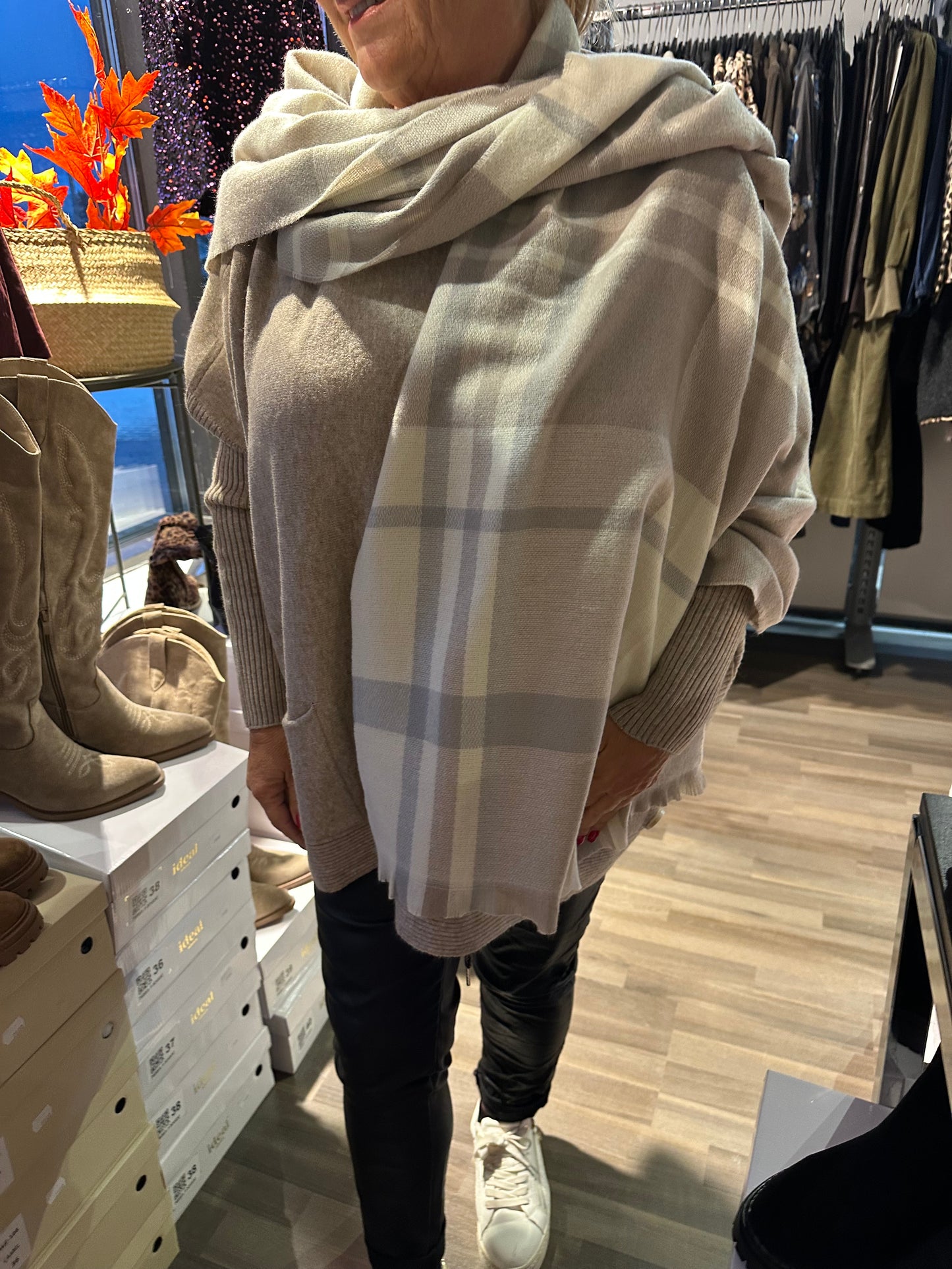 Ruutu kaulahuivi vaalea