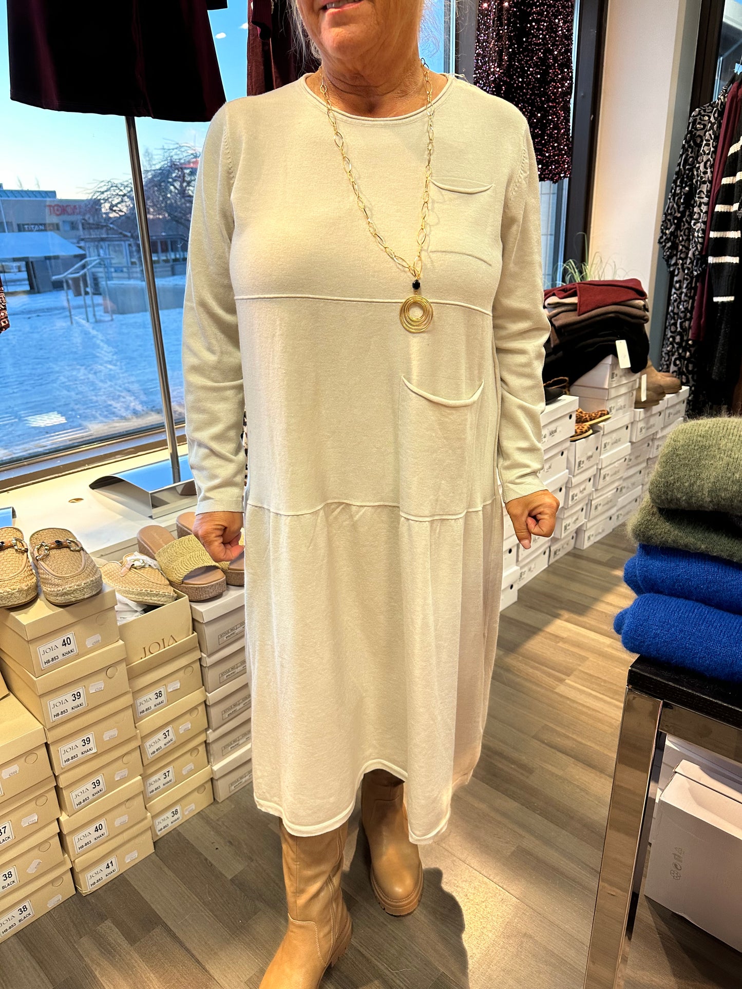 Midimittainen neulemekko Pocket beessi