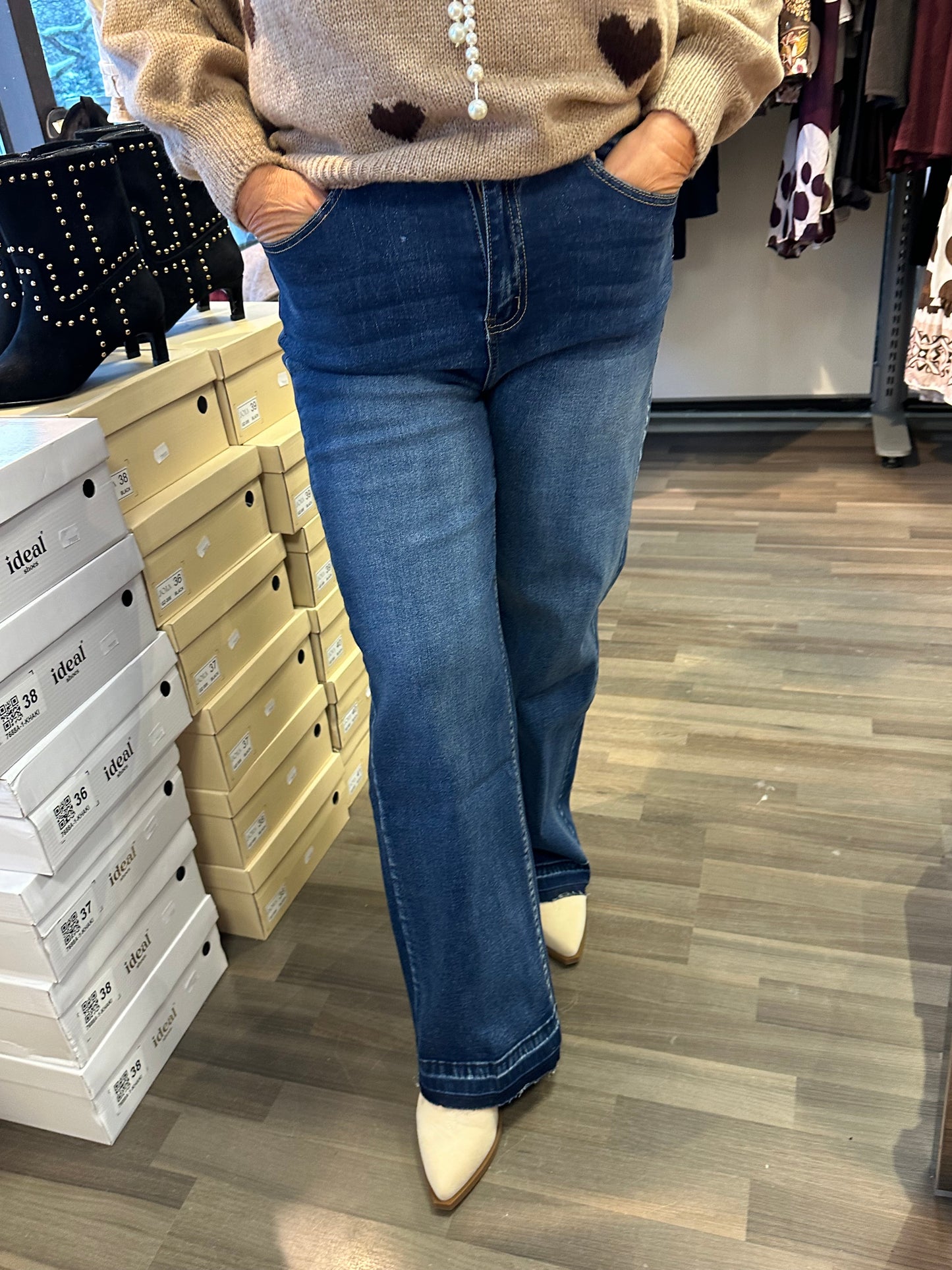 Leveälahkeinen farkku rispatuilla lahkeilla