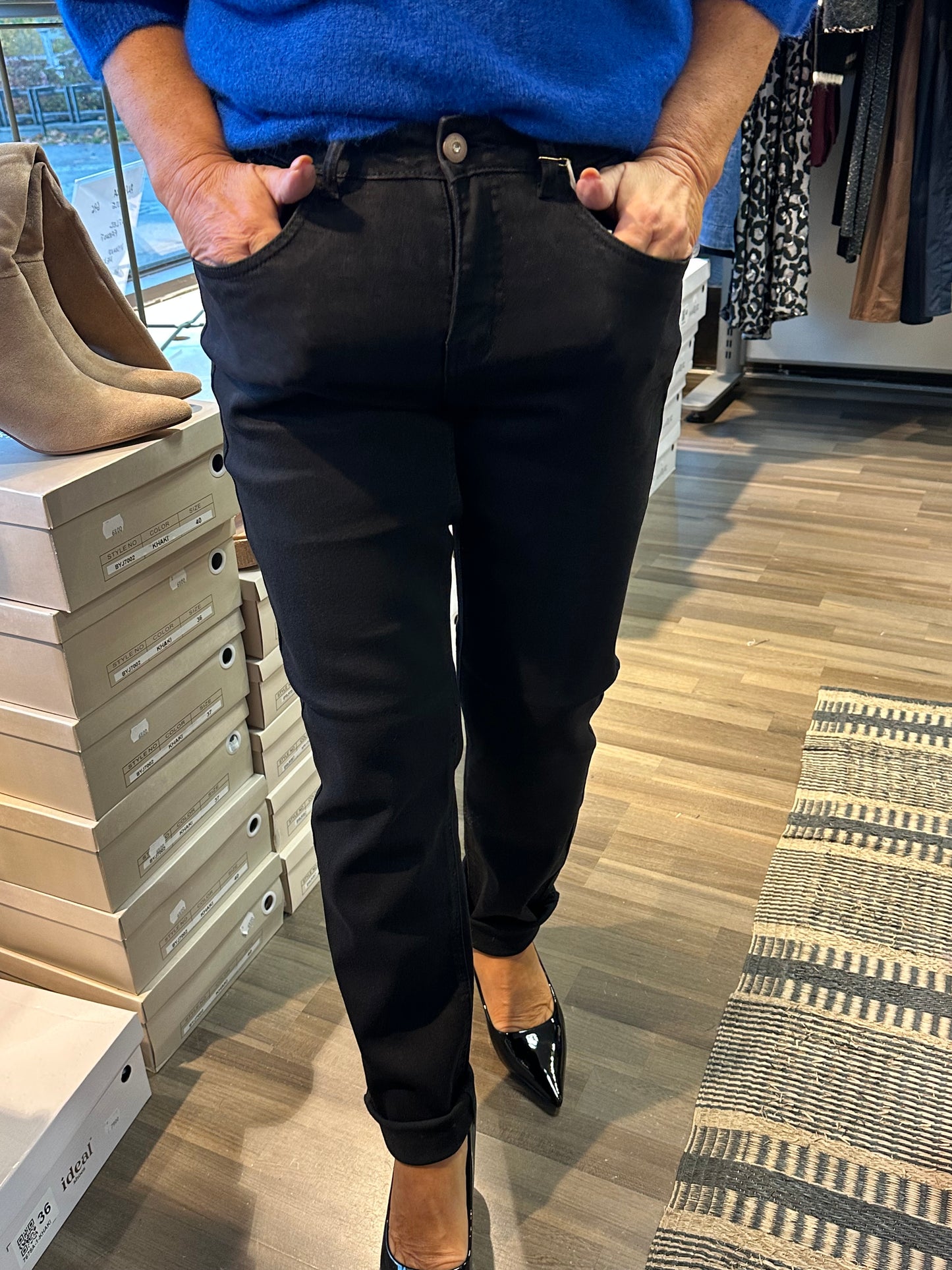 Kapealahkeiset farkut musta pesu