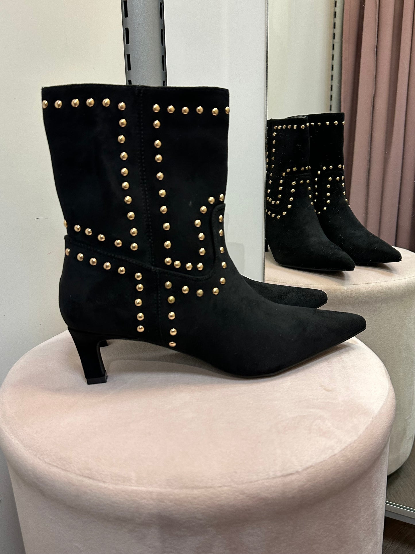 Nilkkurit niittikoristeilla