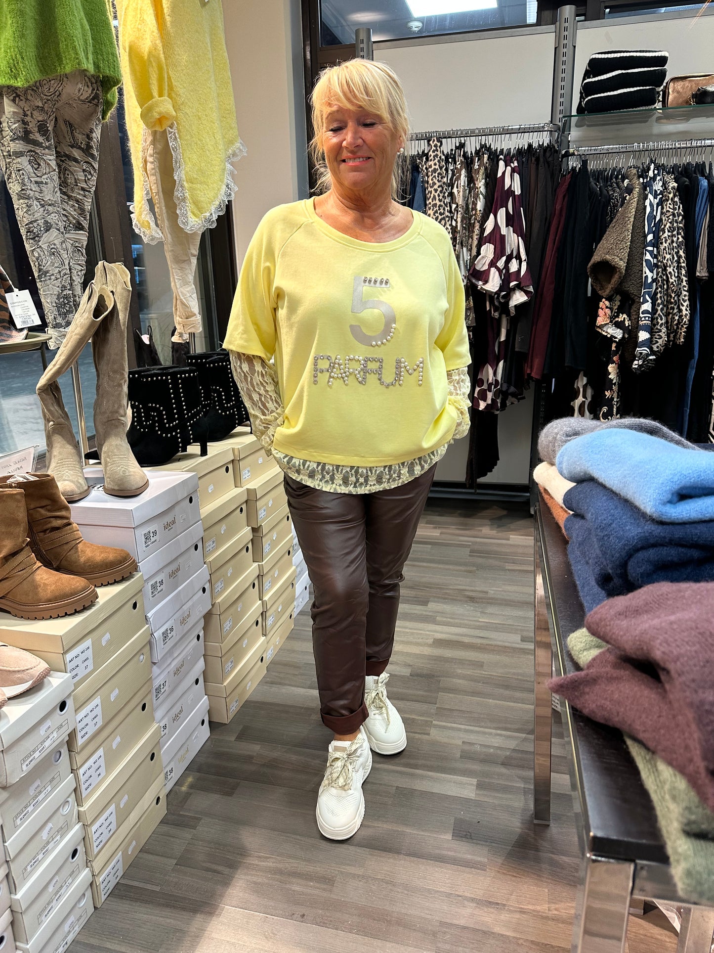 T-paita pitsihihoilla ja helmalla keltainen