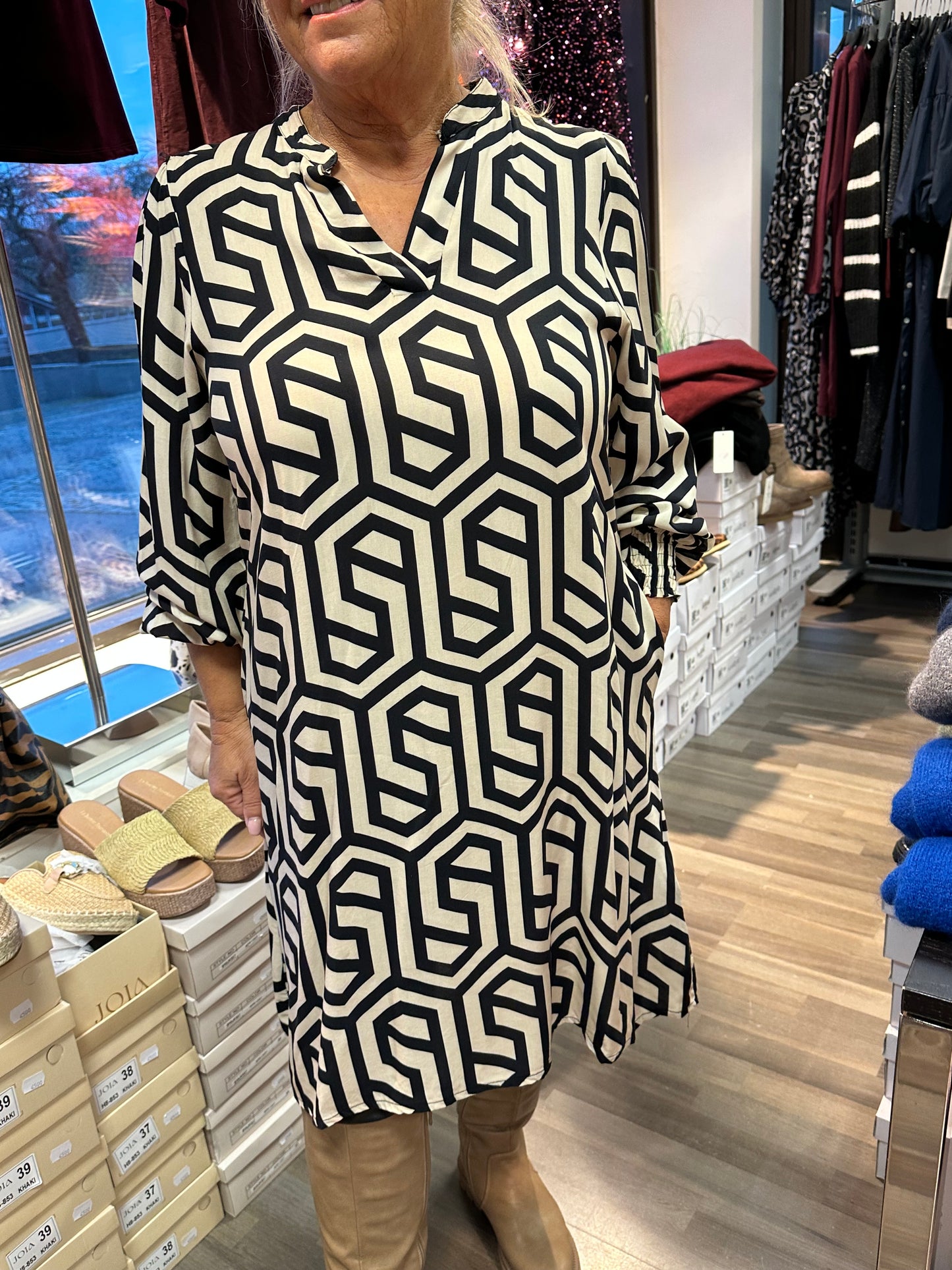 Kuviollinen mekko musta/beessi